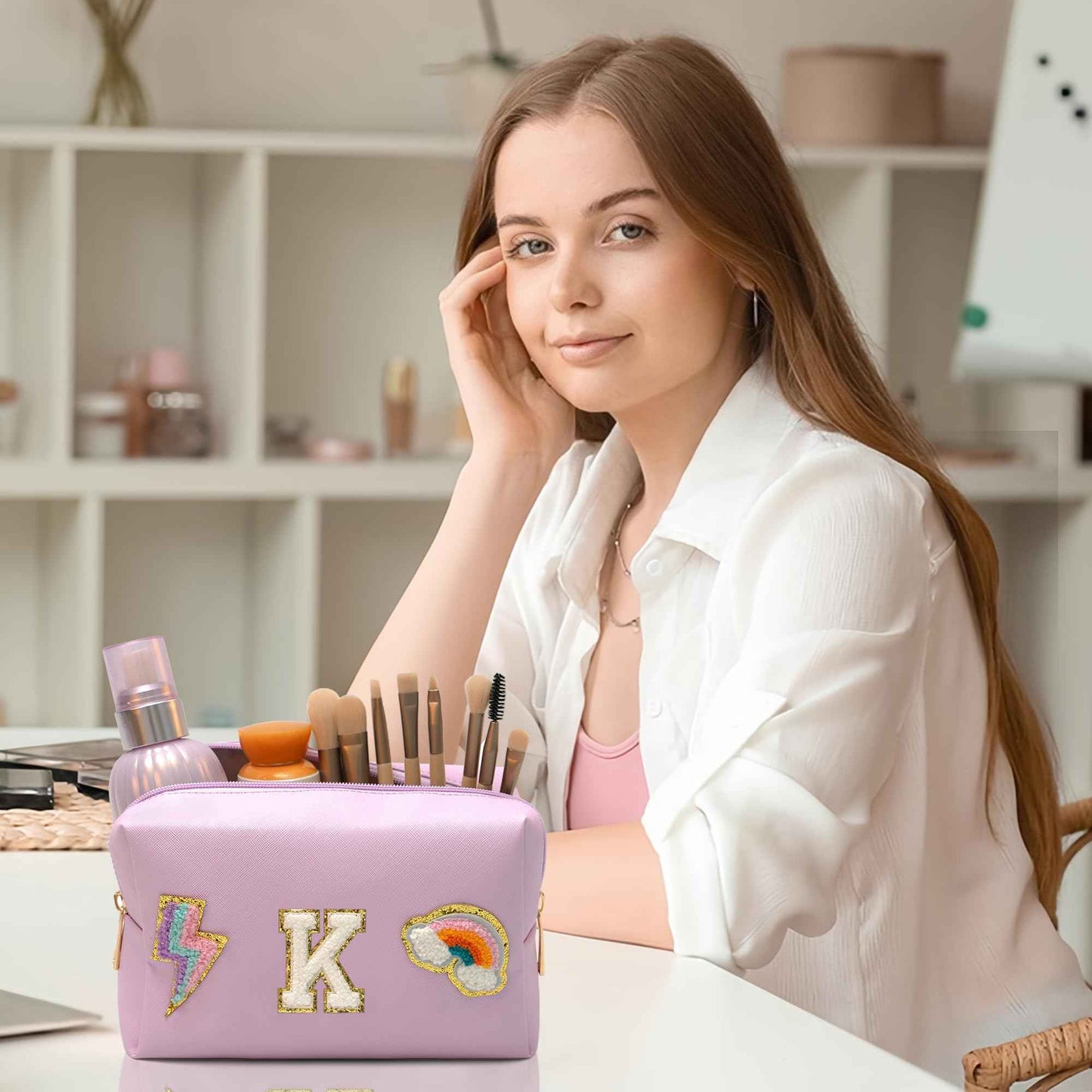 LUCKIPLUS Makeup Bag Preppy Cosmetic Pouch, Monogram Initial Pink Cute Skincare Travel Make up Organizer, Waterproof PU Preppy Case Brithday Gift for Daughter Women Mother (Letter K)