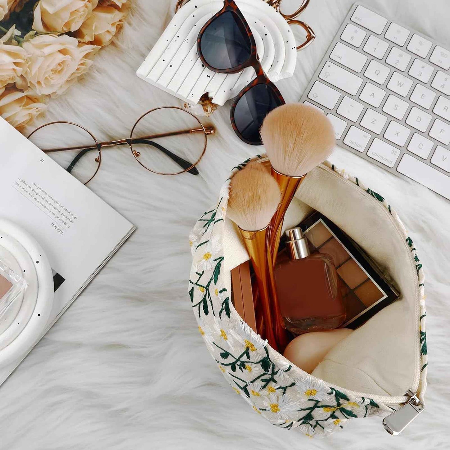 URSKYTOUS Flower Makeup Bag Travel Daisy Floral Cosmetic Bag for Women Cute Makeup Pouch Zipper Cosmetic Pouch for Purse Jacquard Aesthetic Floral Skincare Bag Portable Travel Toiletry Bag Organizer