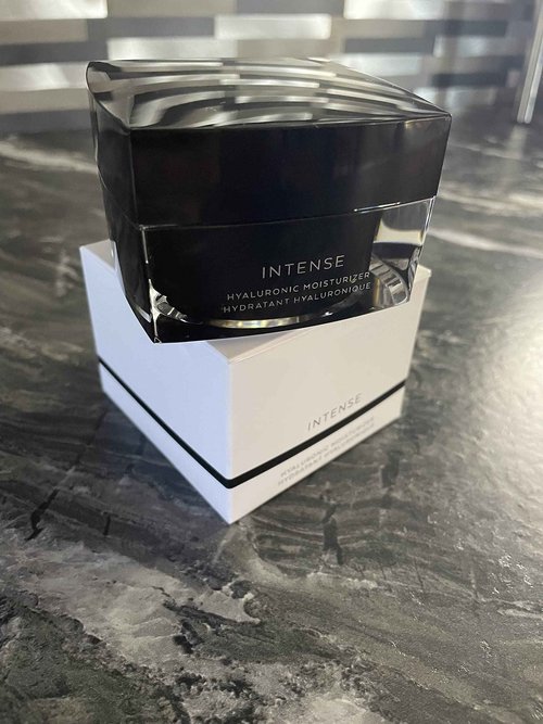 Intense Hyaluronic Moisturizing Cream for deep hydration and Plumped Skin