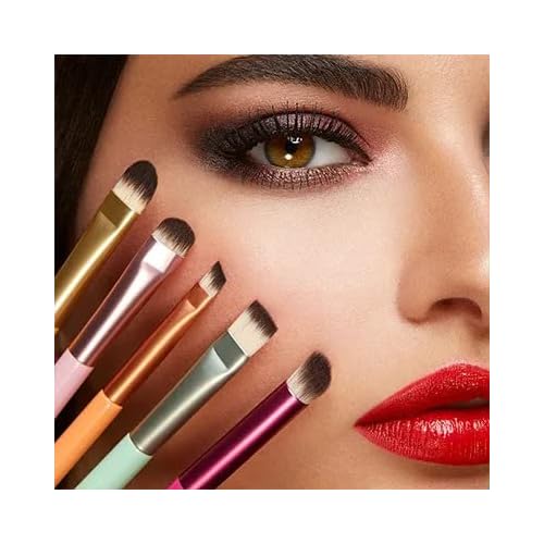 KIKO Milano Eyes 62 Slanted Eyeliner Brush | Slanted Brush With Synthetic Fibers For Applying Eyeliners