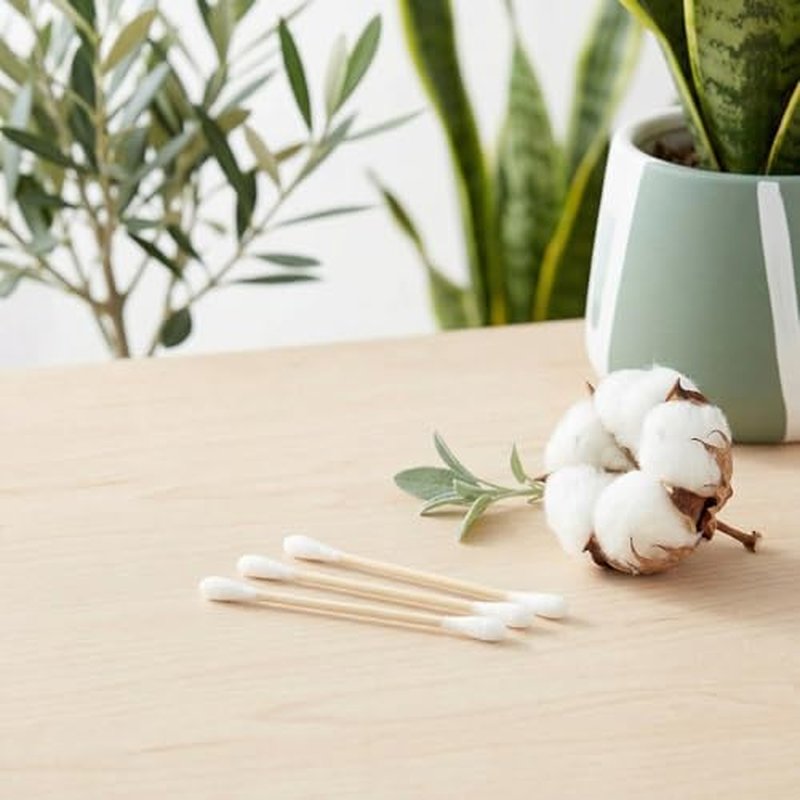 100 Eco-Friendly Cotton Swabs with Wooden Sticks for Personal Care