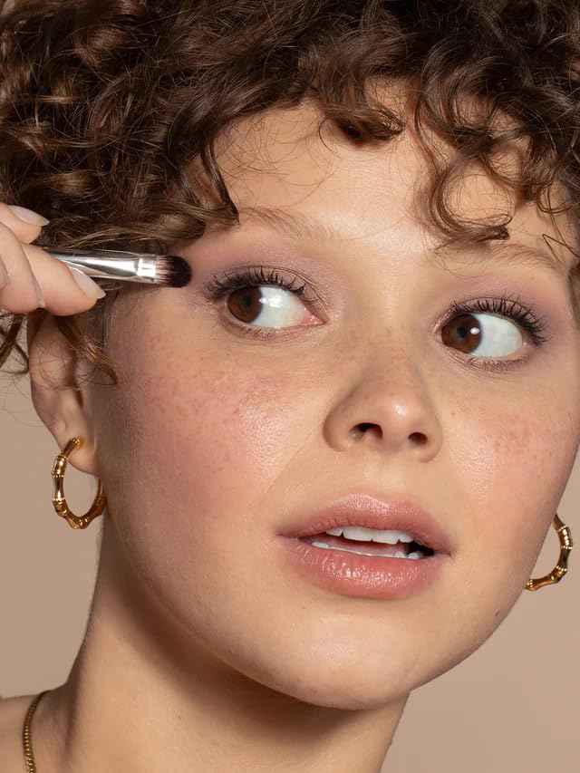 ILIA - Shadow Brush | Flat, Tapered Head Made with FSC Certified Wood, Aluminum, + Soft, Vegan Bristles | Pack, Press, + Sweep Eyeshadow | Expertly Crafted | Non-Toxic, Vegan, Cruelty-Free, Recyclable