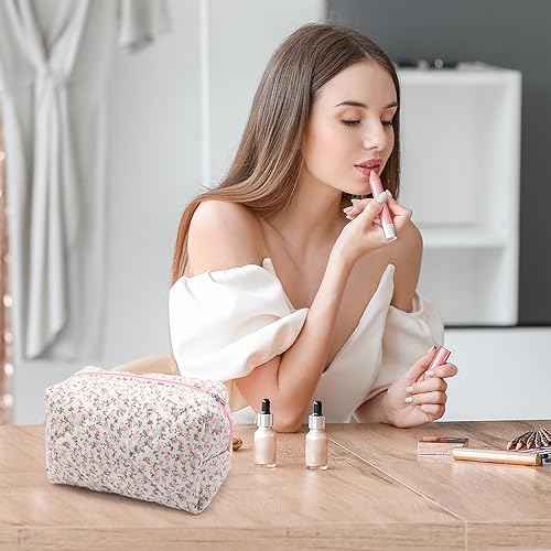 Cotton Quilted Makeup Bag, Cute Pouch Toiletry Bag Cosmetic Bag Quilted Floral Organizer Bag Travel Coquette Aesthetic Portable Storage Zipper Purse for Women (Pink)