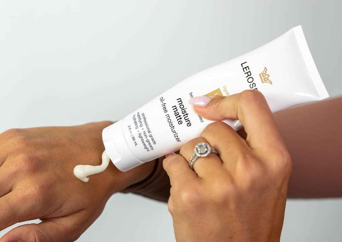 LEROSETT Oil-Free Moisturizer for Oily & Sensitive Skin, Lightweight Matte Hydration, Vegan Moisturizer, Aloe-Based with Vit-B5 + 7 Soothing Herbals, Non-comedogenic, Fragrance Free - 3 oz