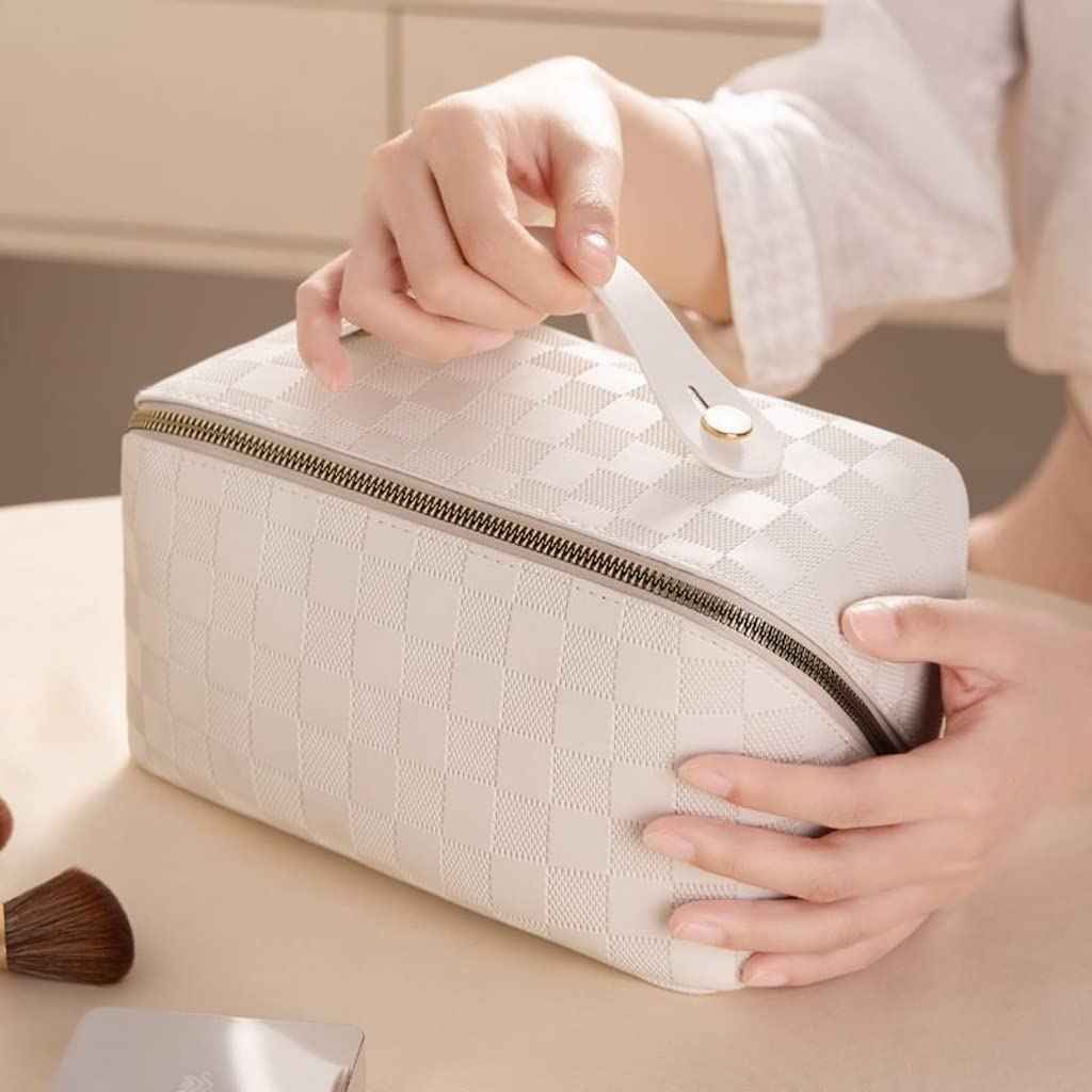 BIVIZKU Large Capacity Brown Checkered Makeup Bags Portable Travel Cosmetic Bags Open-Flat Toiletry Bag for Women Girls Make Up Organizer with Divider Pouch Zipper Bag (white-checkered)