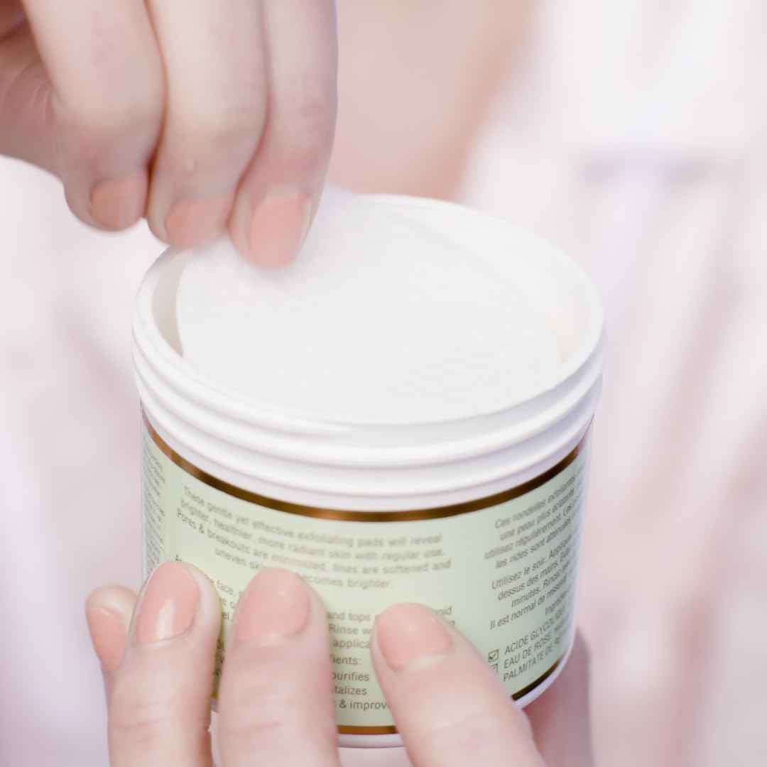 Pixi Beauty Glow Peel Pads | Exfoliating Treatment Contains 20% Glycolic Acid | Reveal Glowing Complexion | 60 Pads