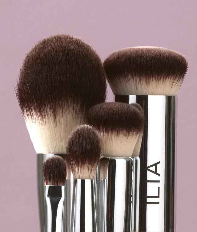 ILIA - Shadow Brush | Flat, Tapered Head Made with FSC Certified Wood, Aluminum, + Soft, Vegan Bristles | Pack, Press, + Sweep Eyeshadow | Expertly Crafted | Non-Toxic, Vegan, Cruelty-Free, Recyclable