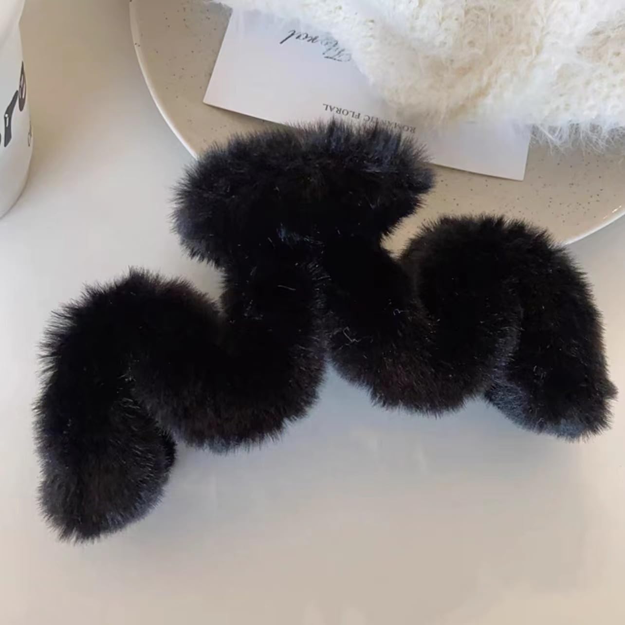 Cute Furry Claw Clips for Curly Hair Elegant Fluffy Plush Faux Fur Large Hair Clip For Thin Long Hair Non-Slip for Women and Girls