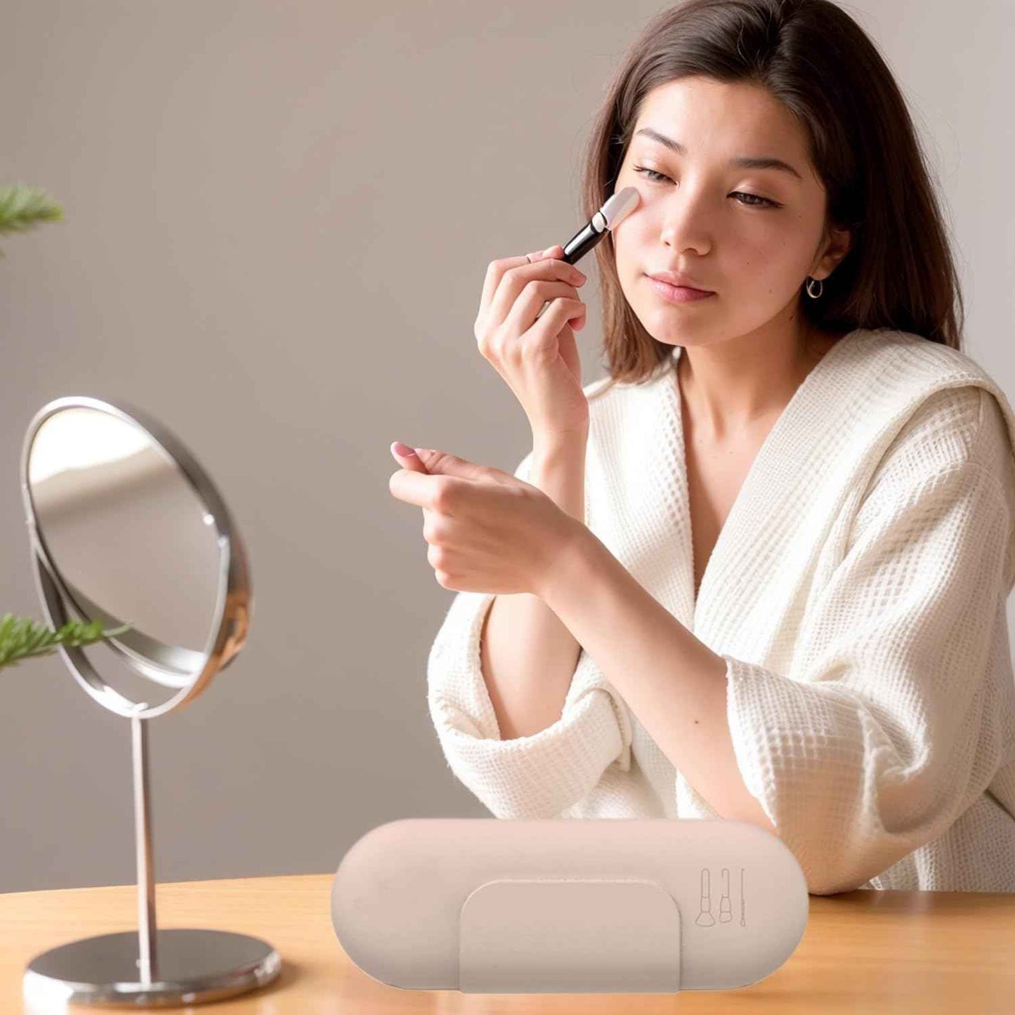 Silicone Makeup Brush Holder Travel Cosmetic Bag,Travel Make up Brush Holder,Anti-Fall Out Magnetic Closure,Essentials for Women (Khaki)