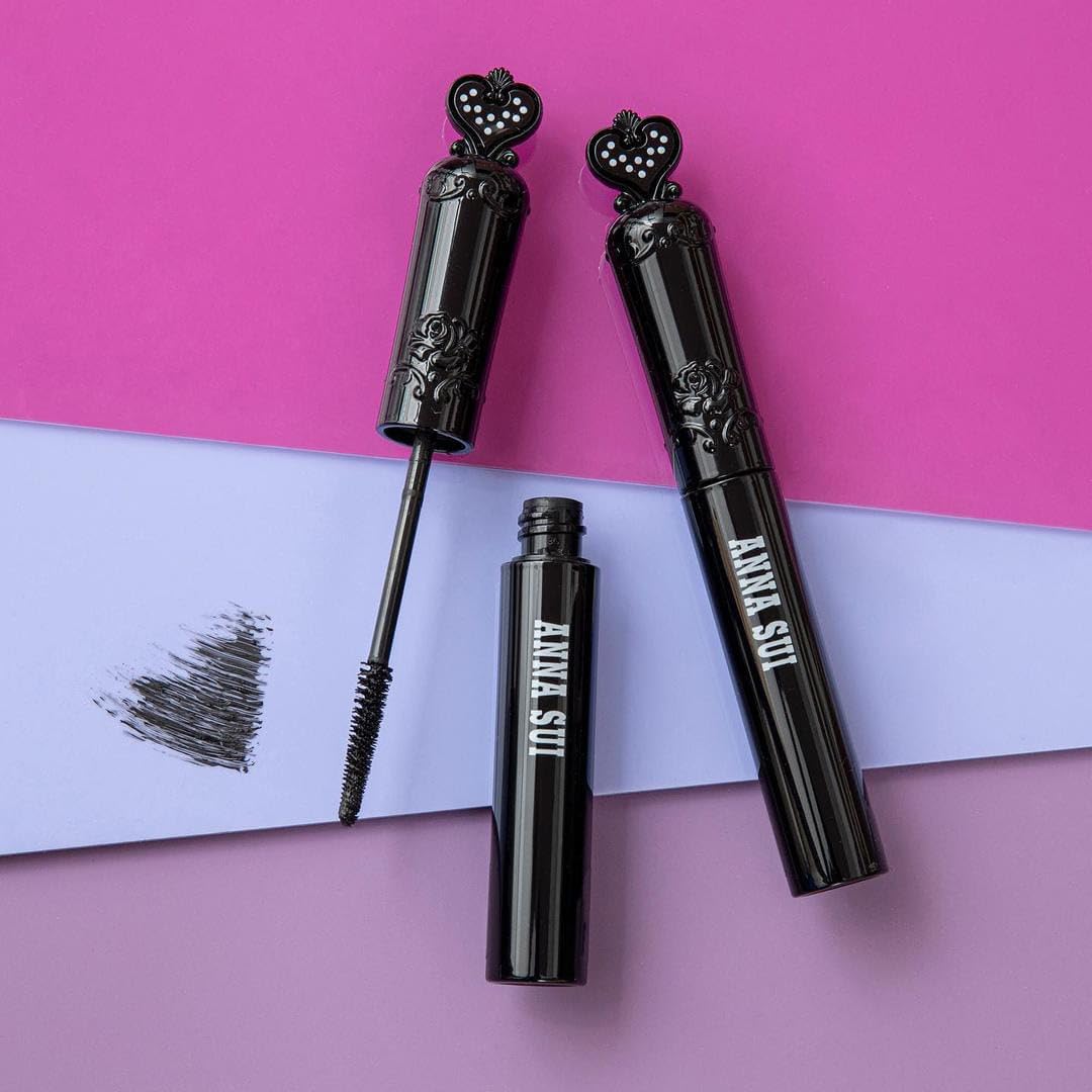 ANNA SUI Sui Black Mascara - Separates & Coats Every Lash - Made of Firm & Soft Bristles