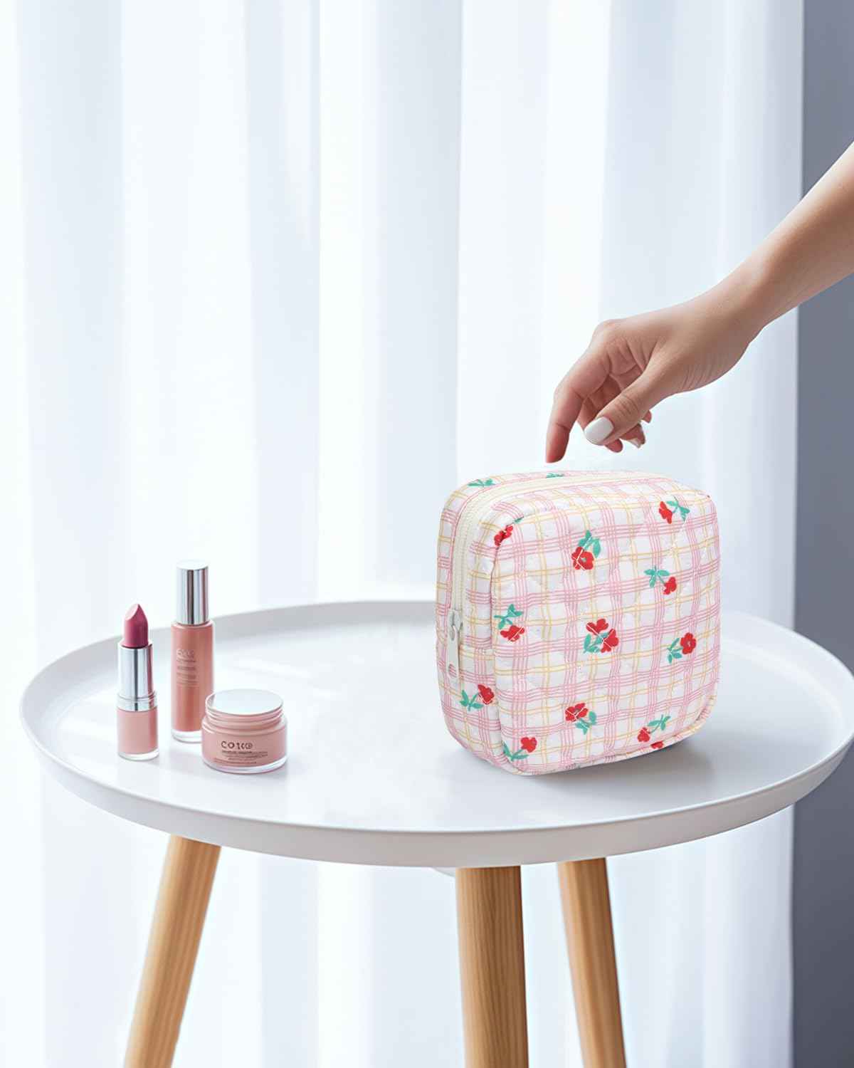 LETGO Floral Makeup Bag, Small Cosmetic Bag for Women Girls, Cute Cotton Makeup Bag, Quilted Makeup Bags, Flower Travel Make up Bag for Purse (Red Floral)
