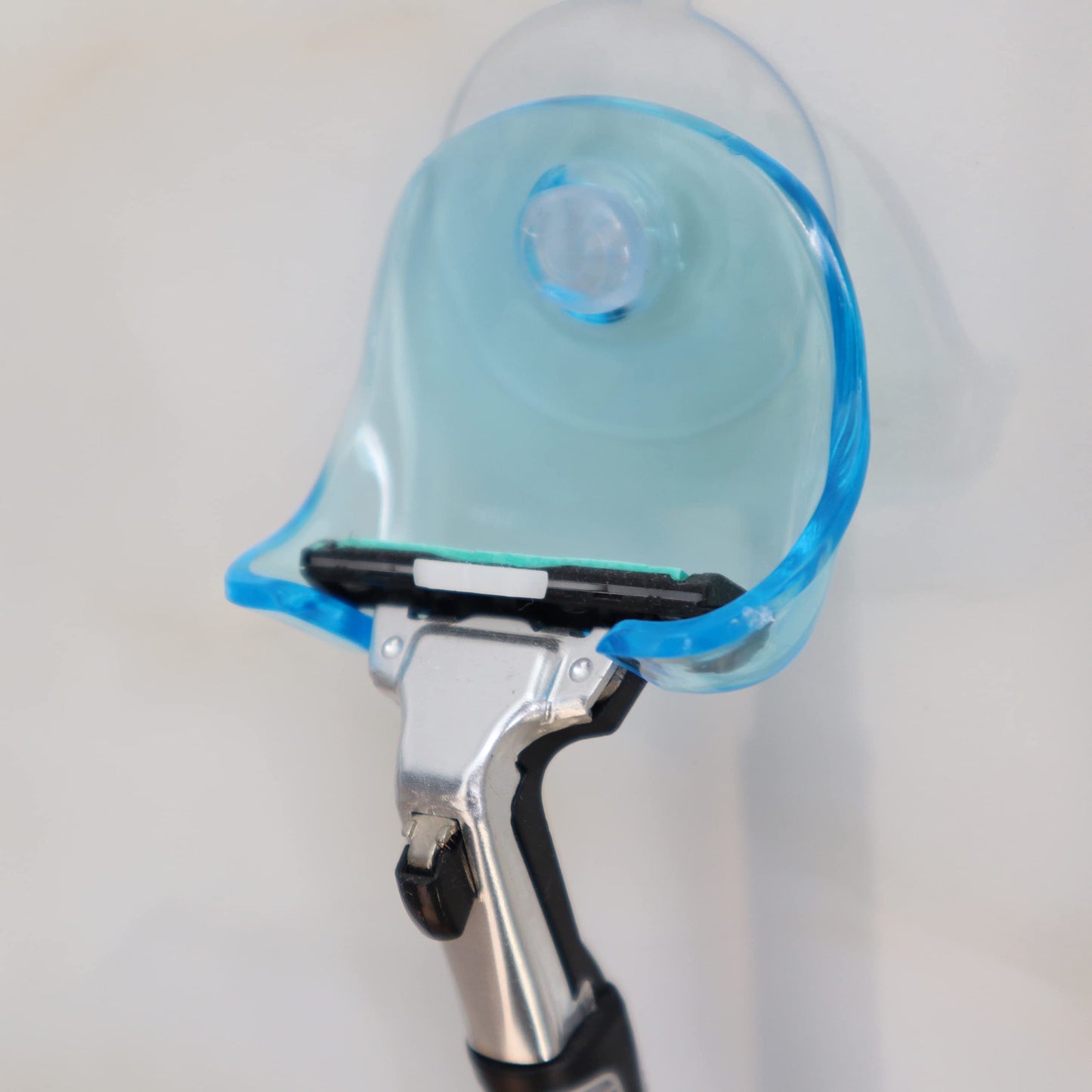 EIKS 2 Pack Portable Razor Holder Rack Shelves with Suction Cup Hooks Apply for Shower Bathroom Travel Wall Mounting Reusable