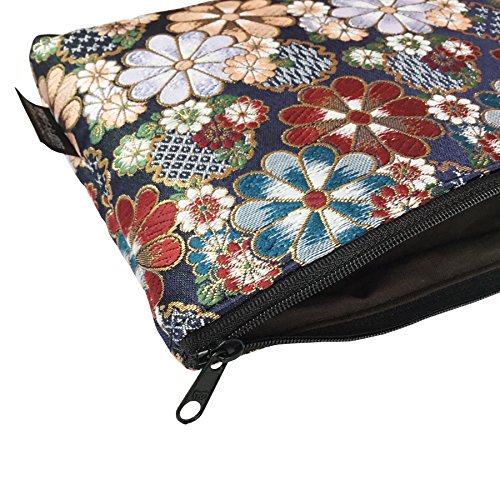 Brocade zipper pouch, lined with Nishijin brocade, size M. (Saikaranman)