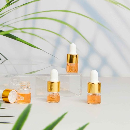 Didaey 200 Pcs Mini Glass Oil Dropper Bottle Bulk, Clear Essential Small Empty Bottles Sample Containers Perfume Liquid Vials with Cap for Traveling (1 ml,Gold)