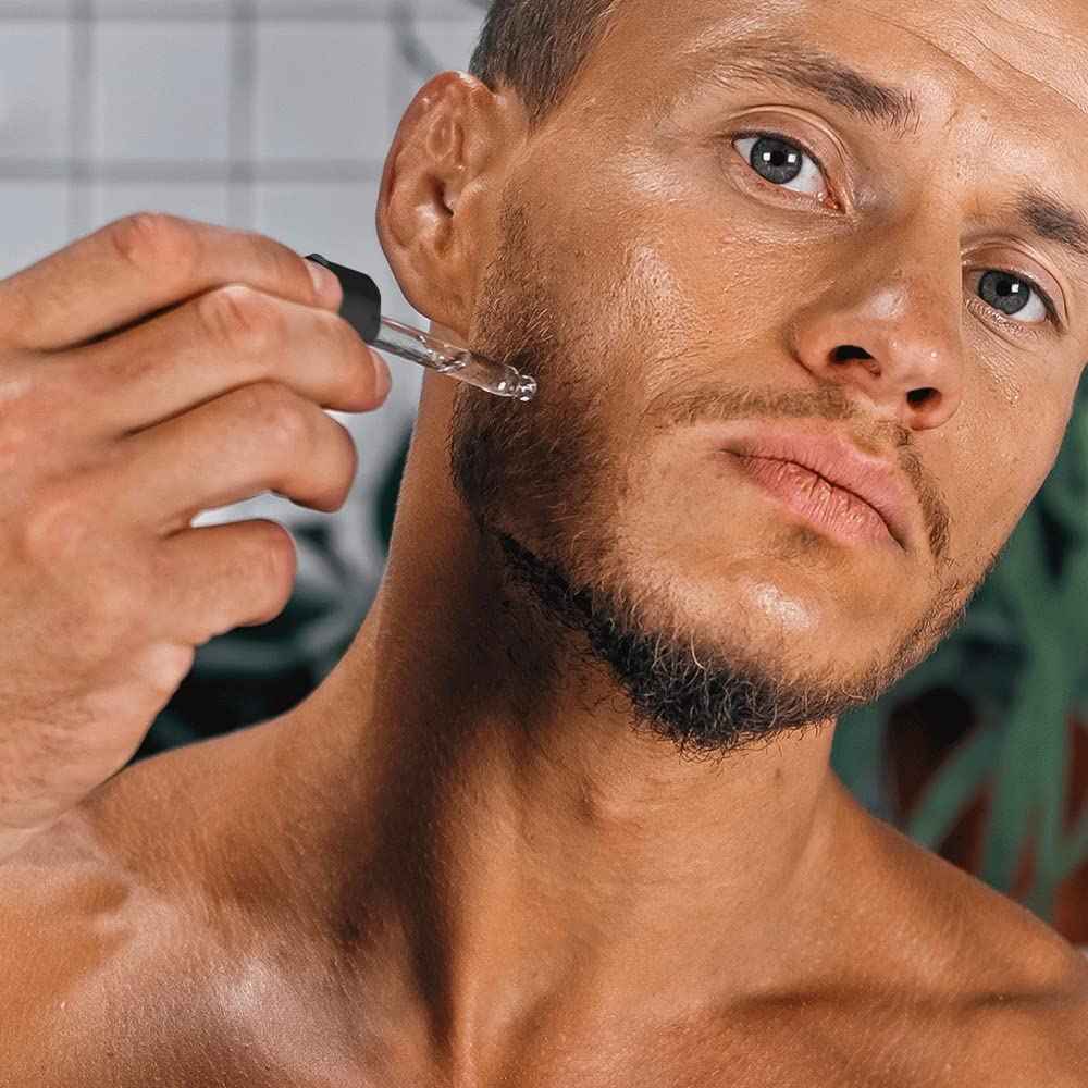 Gentlehomme - Vitamin C Face Serum - Men’s Facial Serum - With 20% Vitamin C, Hyaluronic Acid & Vitamin E - Helps Brighten, Revive & Soften Skin - Day & Night Serum - All Skin Types - Vegan - 1oz