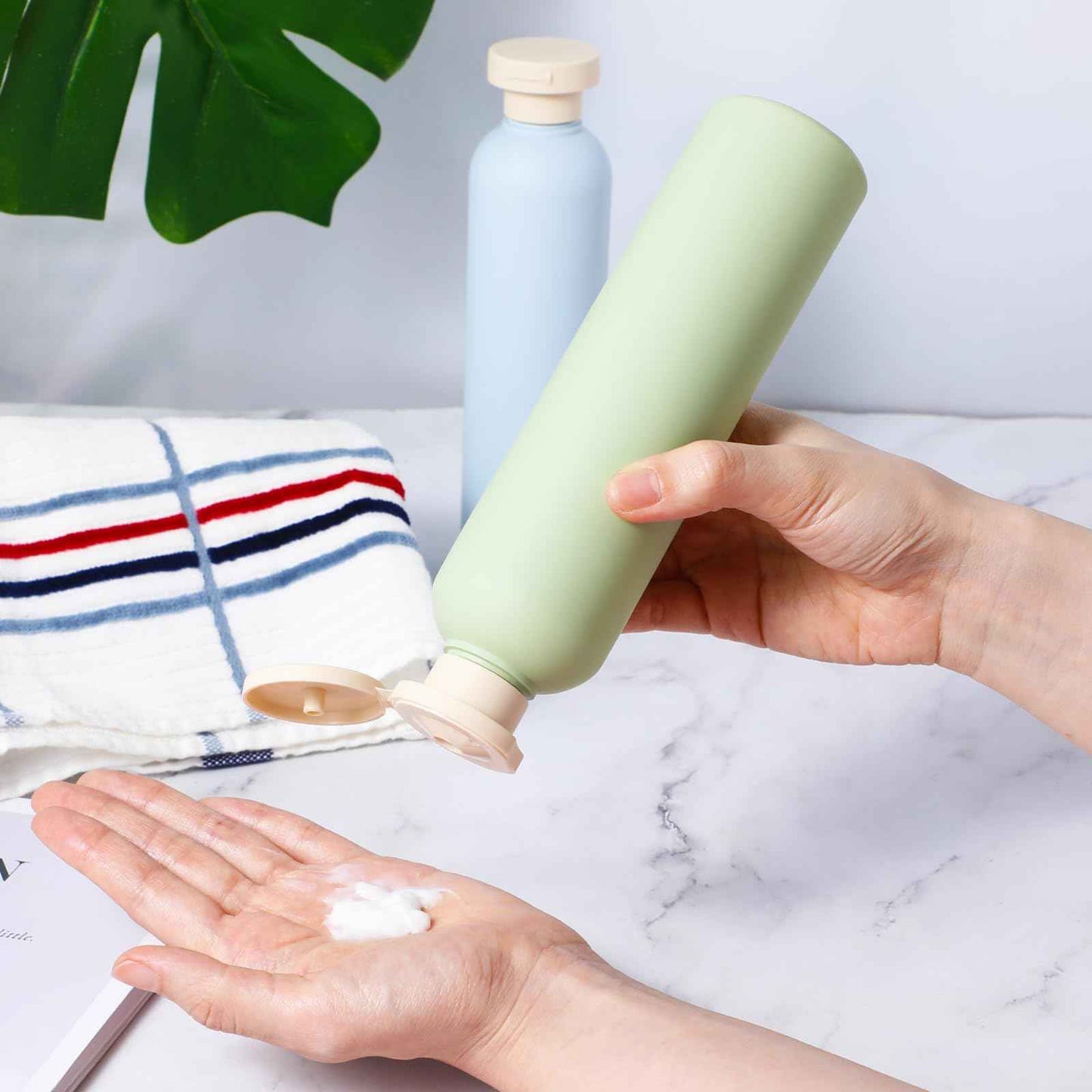 Molain 2Pcs Squeeze Bottles, 260ml Plastic Refillable Travel Containers with Flip Cap - Leak Proof for Shampoo, Creams, Lotion, Conditioner (Blue+Green)