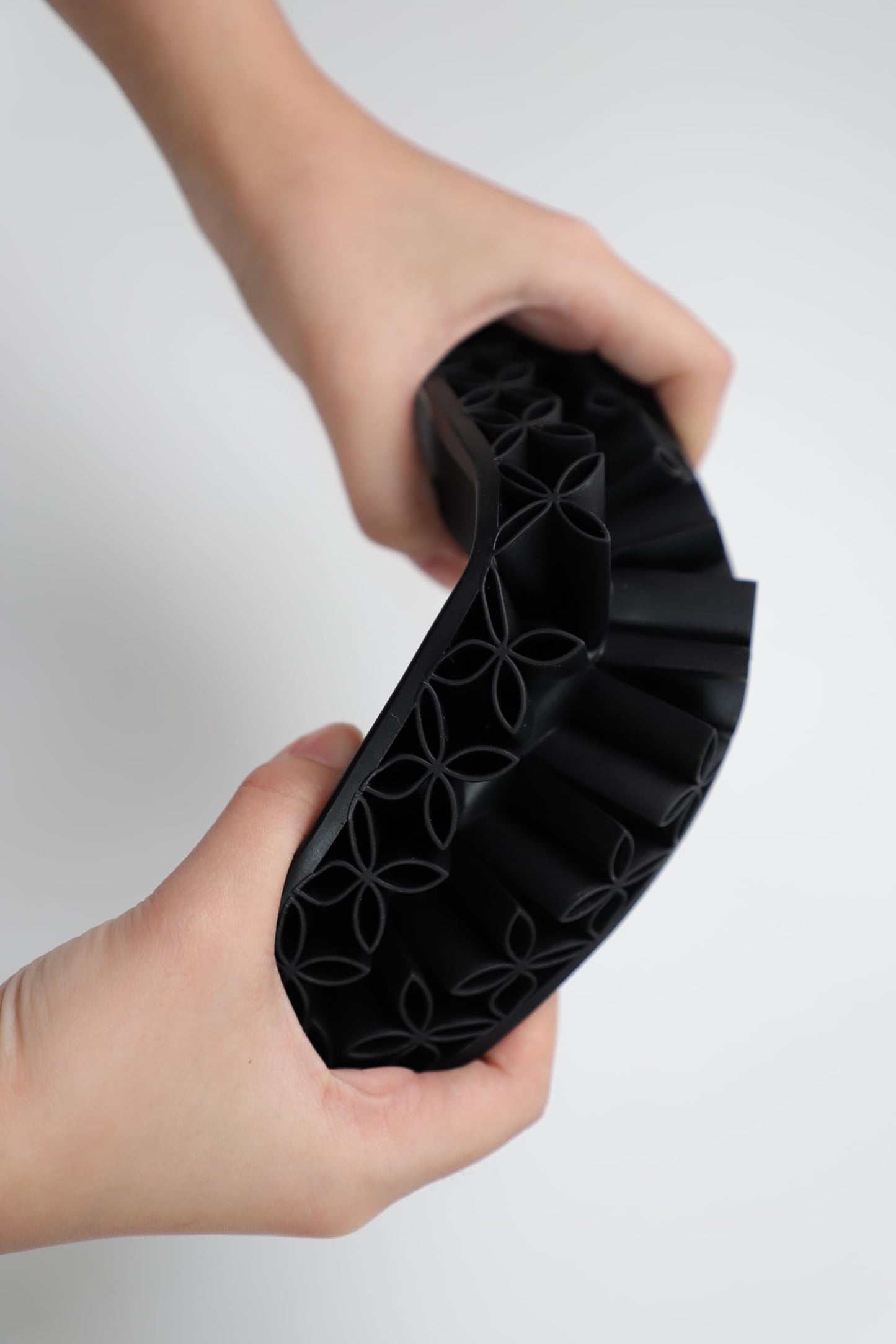 Narrative Cosmetics Upright Silicone Brush Holder with Round Corners - Black