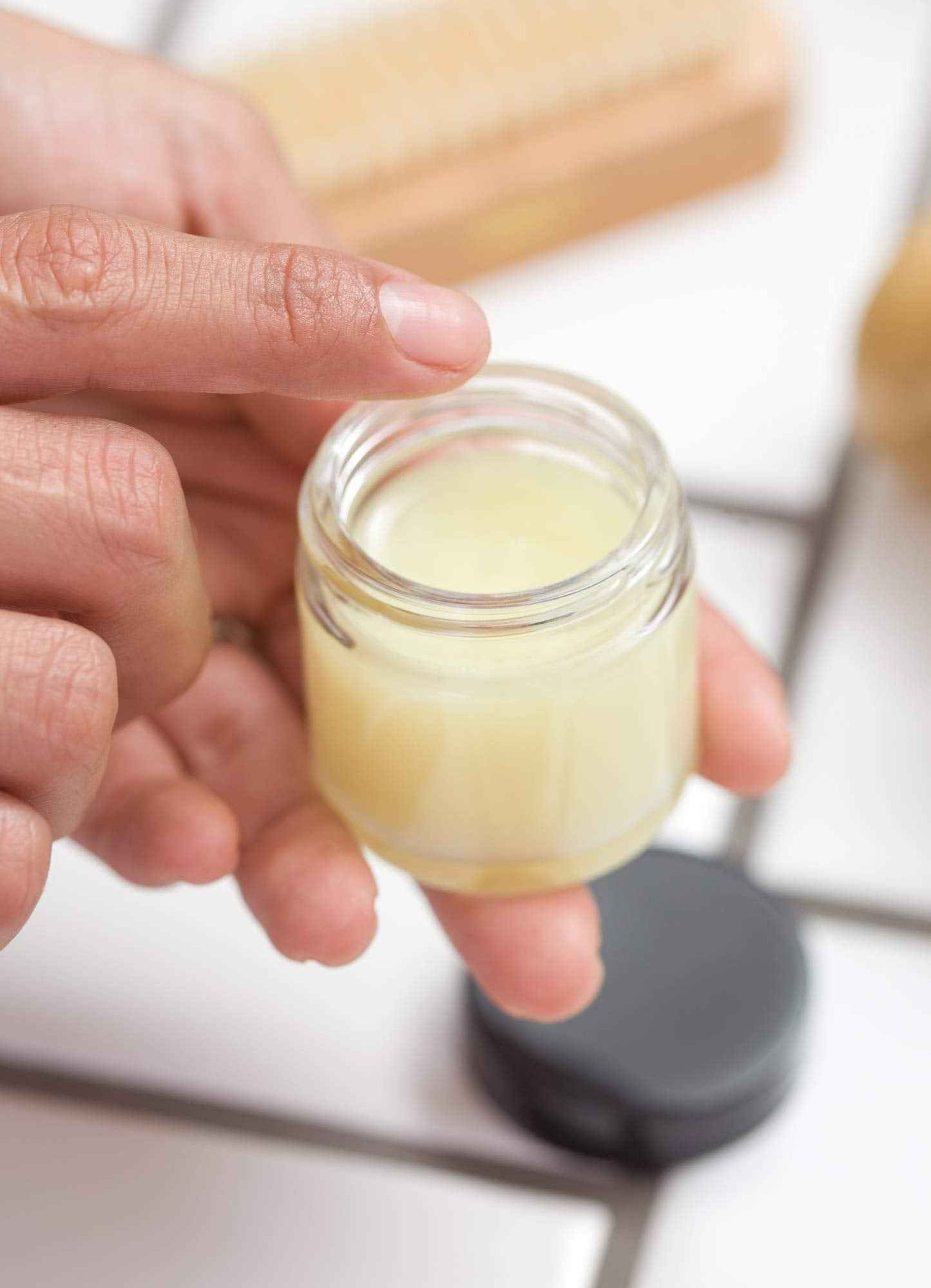 JUVITUS 1 oz / 30 ml Clear Thick Glass Straight Sided Jar With Black Lids (6 pack)