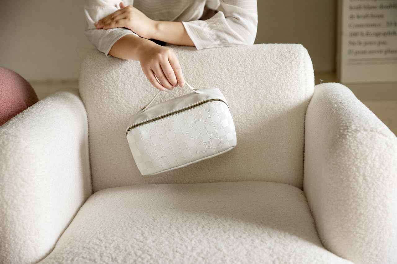 BIVIZKU Large Capacity Brown Checkered Makeup Bags Portable Travel Cosmetic Bags Open-Flat Toiletry Bag for Women Girls Make Up Organizer with Divider Pouch Zipper Bag (white-checkered)