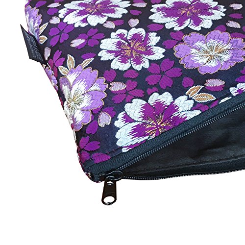 Brocade zipper pouch, lined with Nishijin brocade, size M. (Kuromurasakiyaezakura)