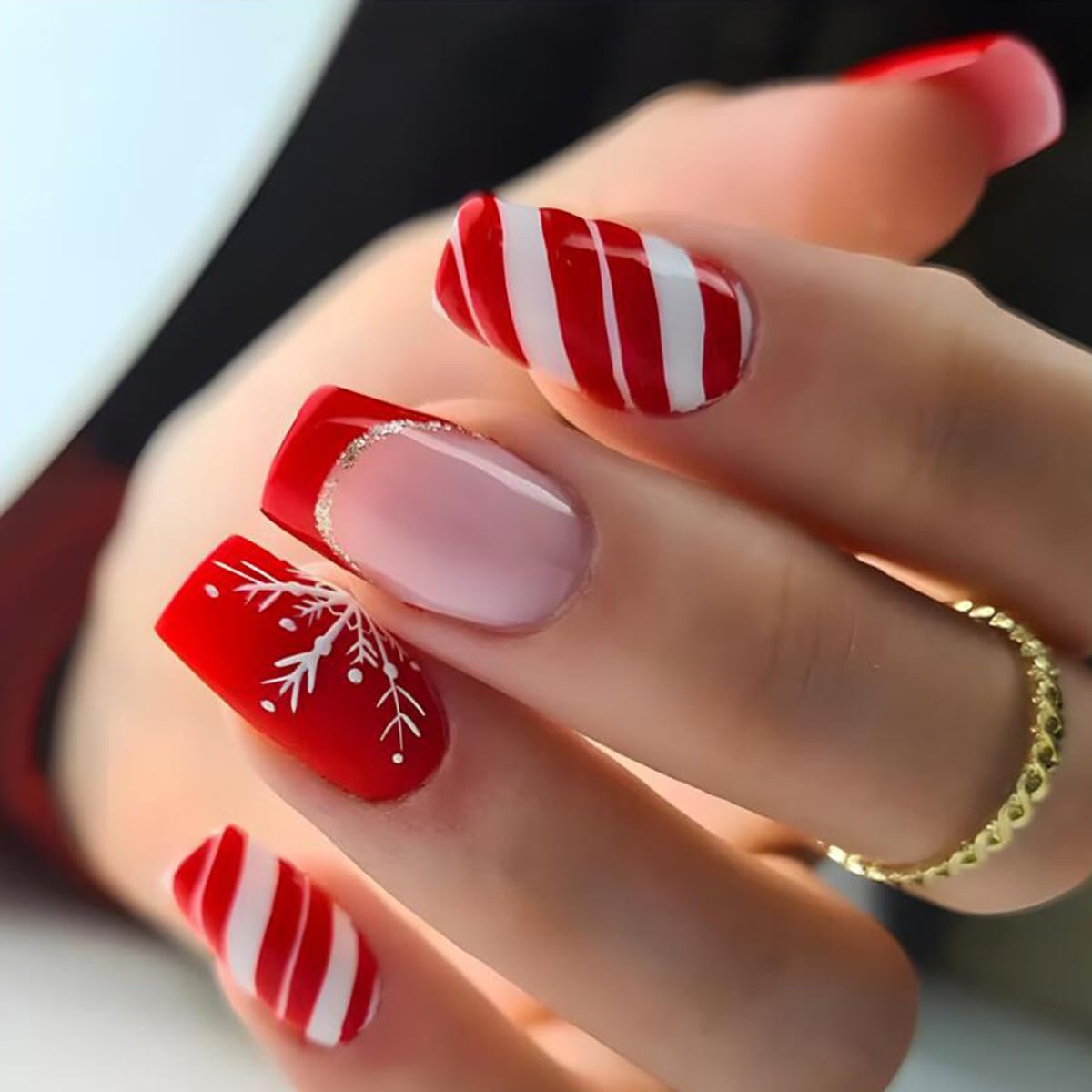 Christmas Press on Nails Square Medium Fake Nails with Snowflake Red White Stripes Pattern, Winter Xmas Design False Nails with Glue Full Cover Artificial Acrylic Nails -24pcs