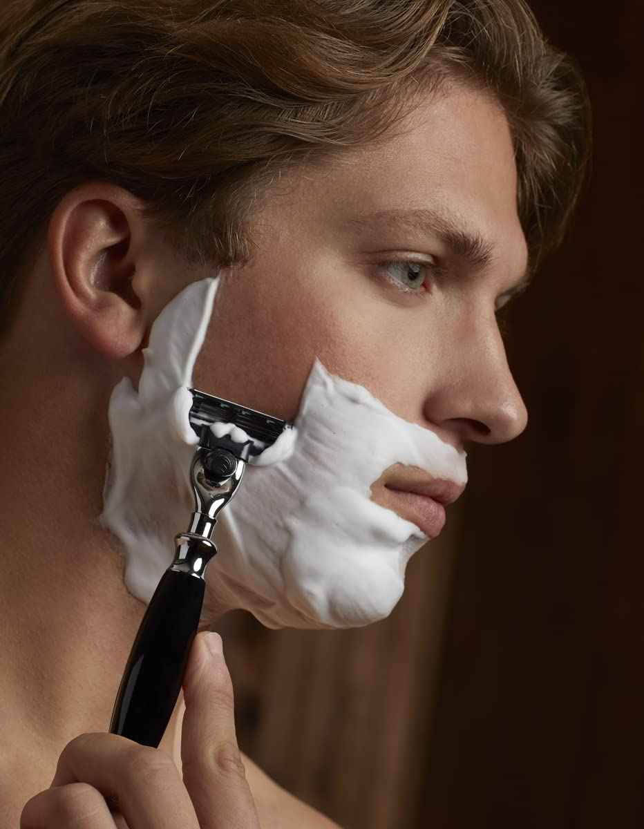 Union Razors SS3 Black Three Piece Shave Kit with Razor, Shaving Brush and Stand.