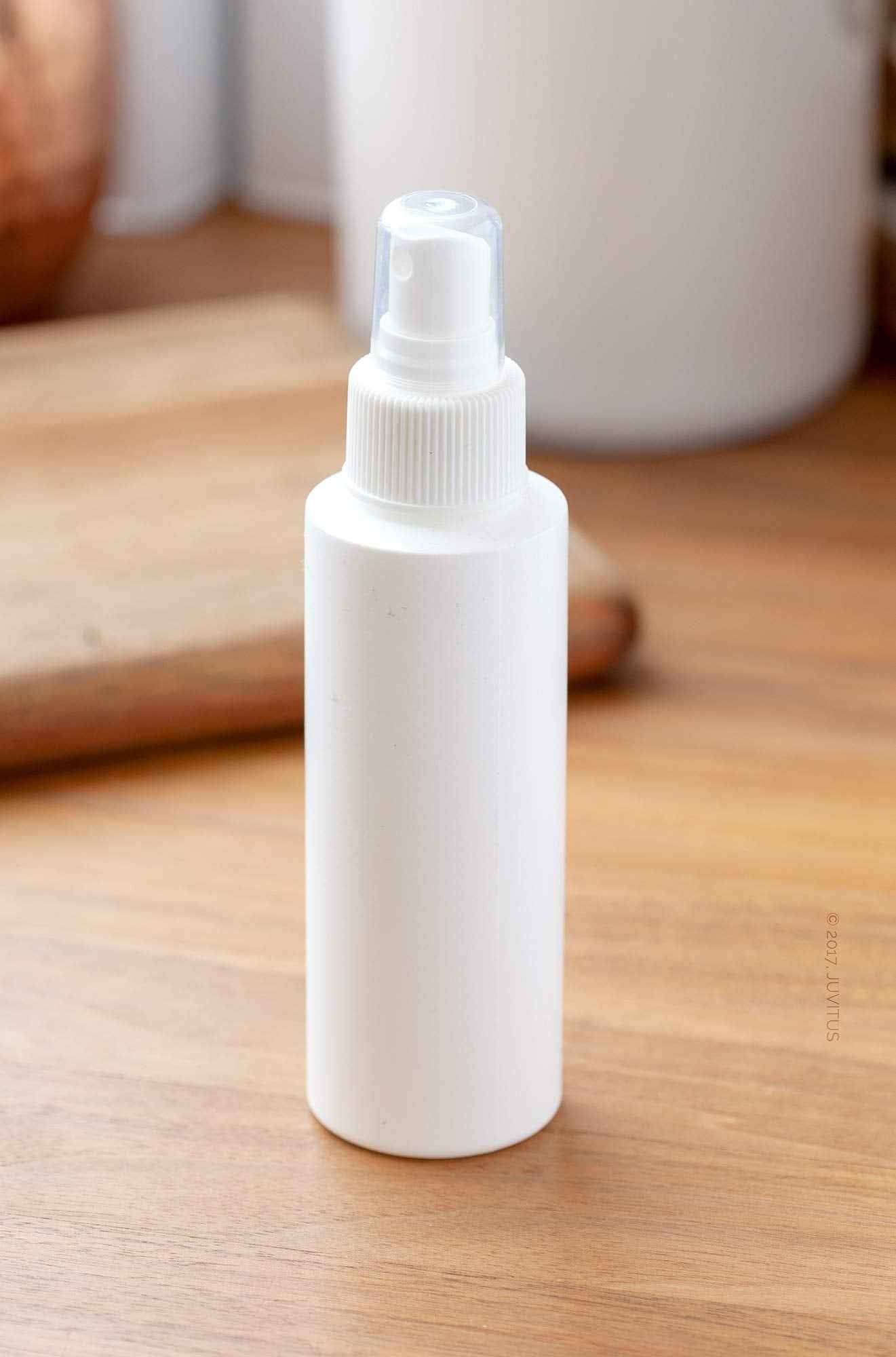 JUVITUS 4 oz / 120 ml White Plastic HDPE Refillable Cylinder Squeeze Bottle with White Fine Mist Spray (6 Pack)