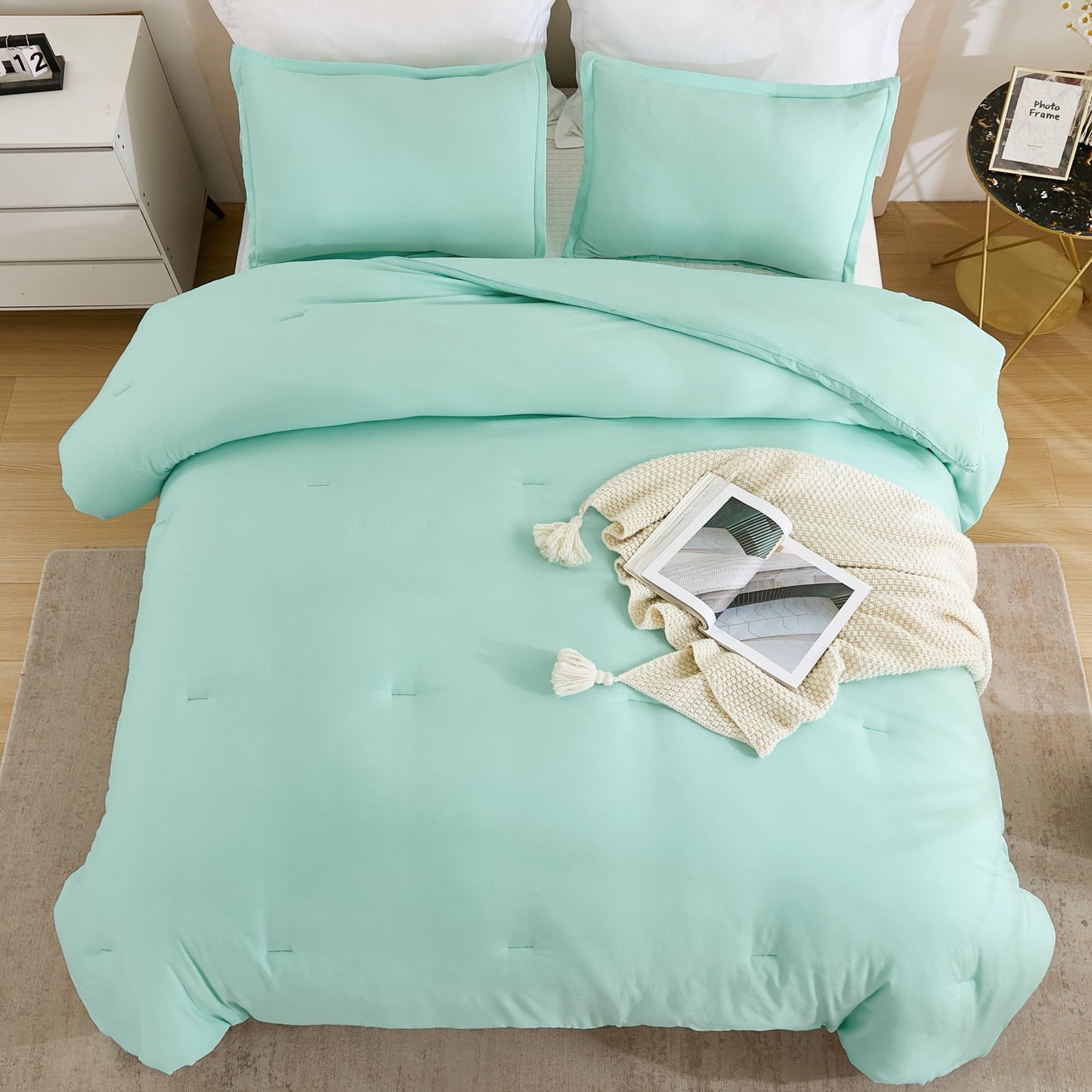 Litanika Comforters Mint Green Twin/Twin XL Size, 2 Pieces Lightweight Solid Bedding Comforter Set, All Season Fluffy Bed Set (66x90In Comforter & 1 Pillowcase)