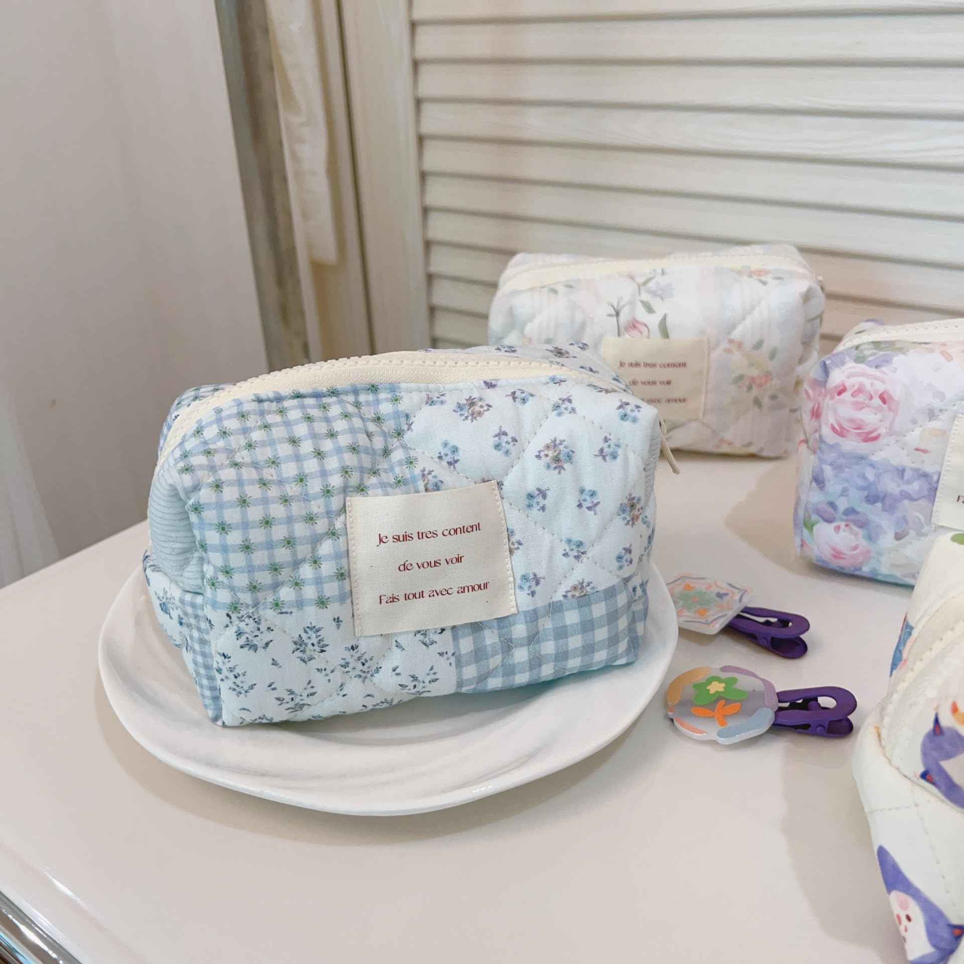 uekeboag Small Cute Floral Quilted Cotton Makeup Bag,Mini Coquette Quilted Cosmetic Pouch with Zipper,Kawaii Travel Toiletry Bags for Purse(01 Blue checked Flower)
