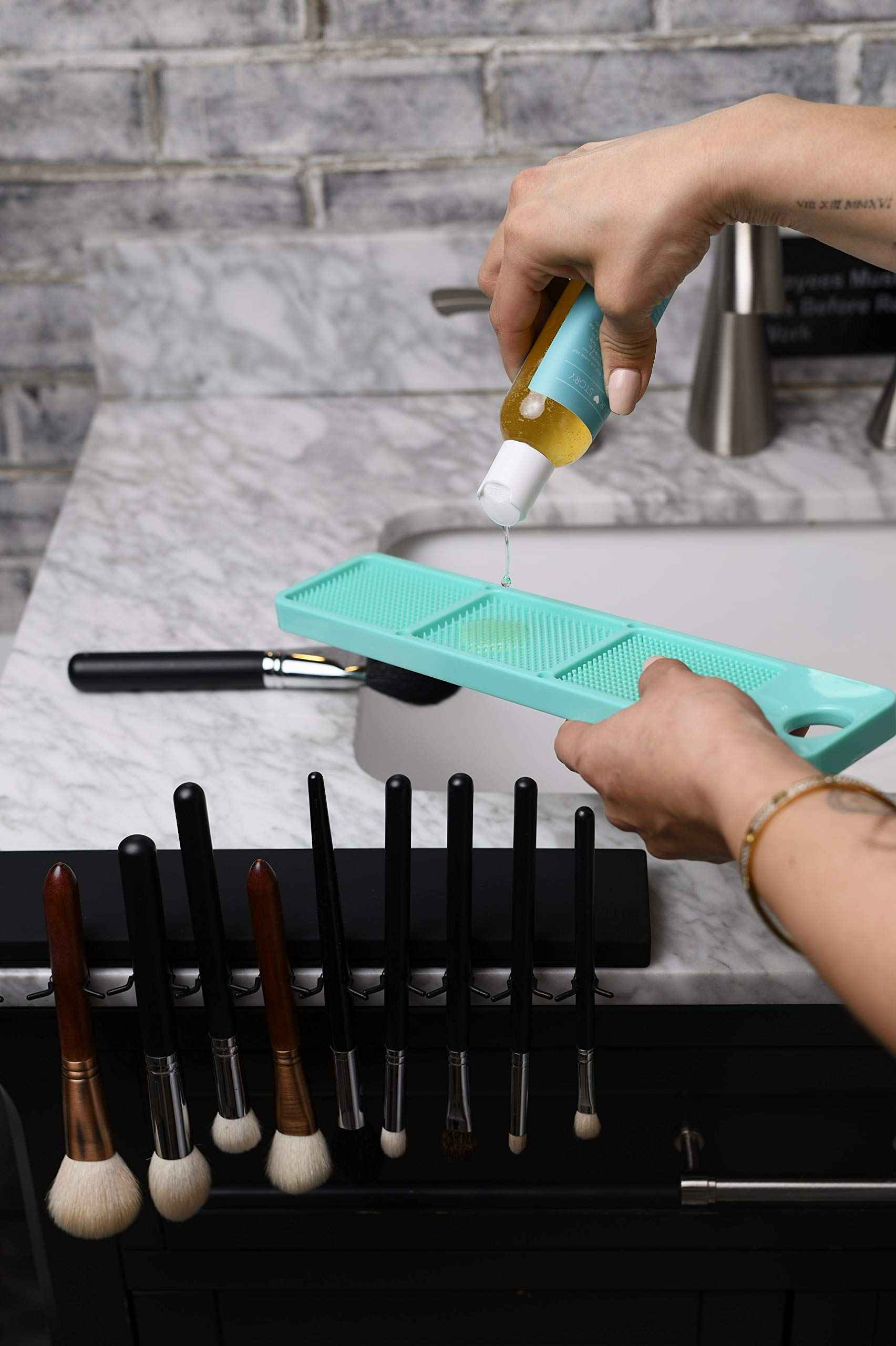 Mat Makeup Brush Cleaner - Exfoliating Pad for Deep Cleaning Foundations Brushes