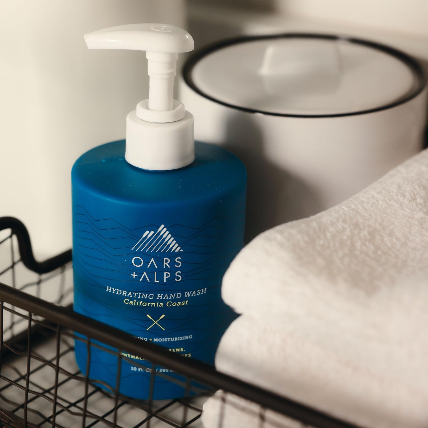 Oars + Alps Hydrating Liquid Hand Soap, Made with Coconut Oil & Aloe Vera to Moisturize Dry Hands, Gentle Hand Wash with Vitamin E, California Coast Scent, 10 Fl. Oz Bottle