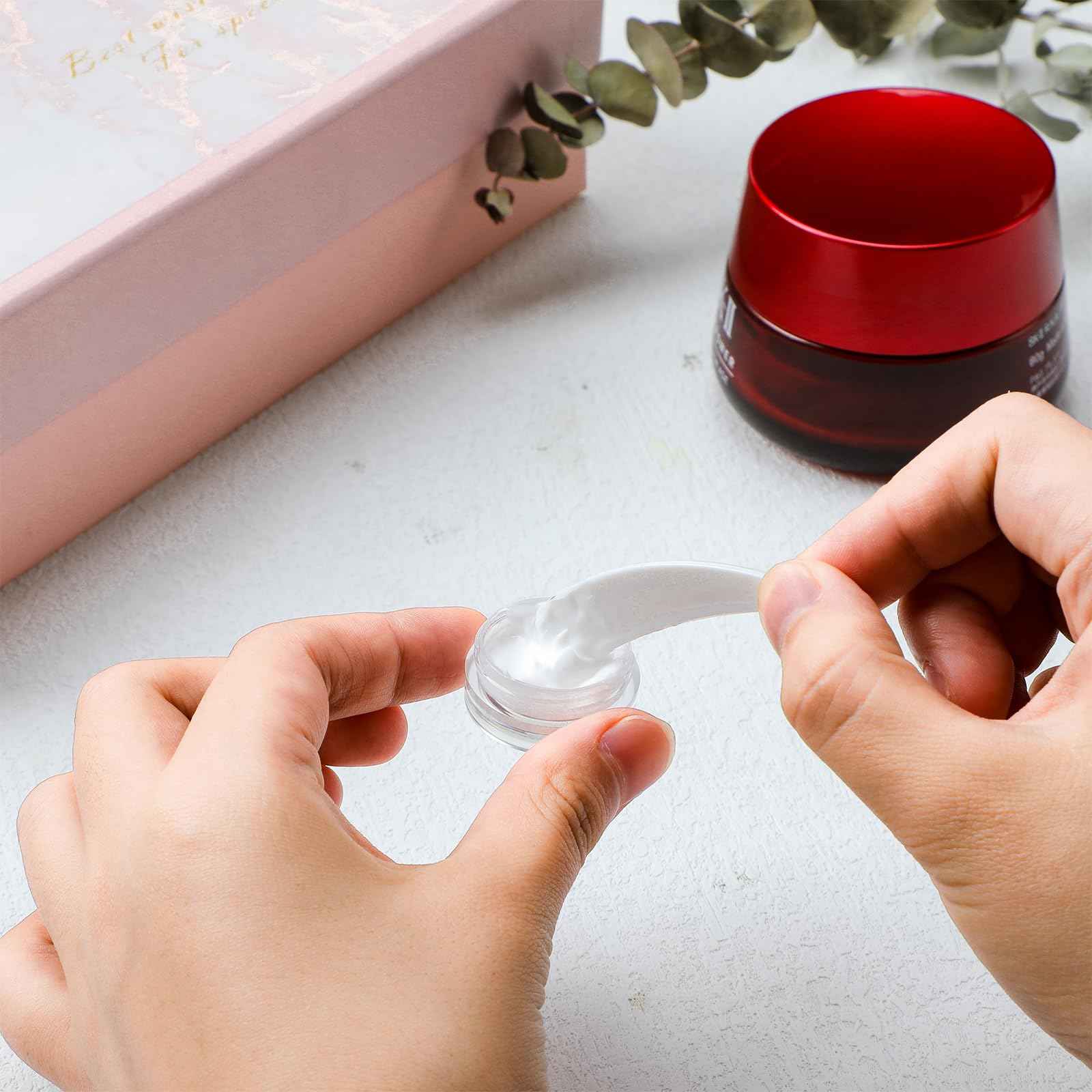 Jinei 500 Pcs 3g Empty Sample Containers with Lids Bulk Small Plastic Sample Jars Round 3ml Tiny Clear Lip Balm Lotion Pot and 50 Pcs Mini Cosmetic Spatula for Make up Powder Oils Paint Creams