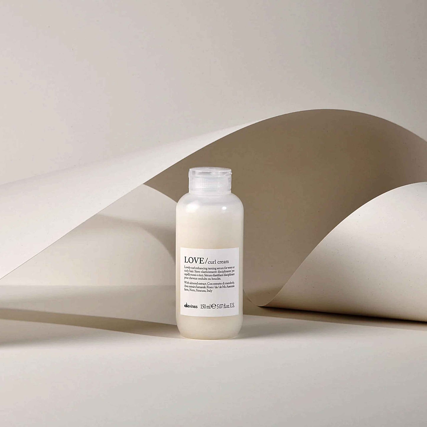 Davines LOVE Curl Cream, Weightless Curl Defining Leave-On Serum For Curly And Wavy Hair, Residue-Free Softness and Shine, 5.07 Fl Oz