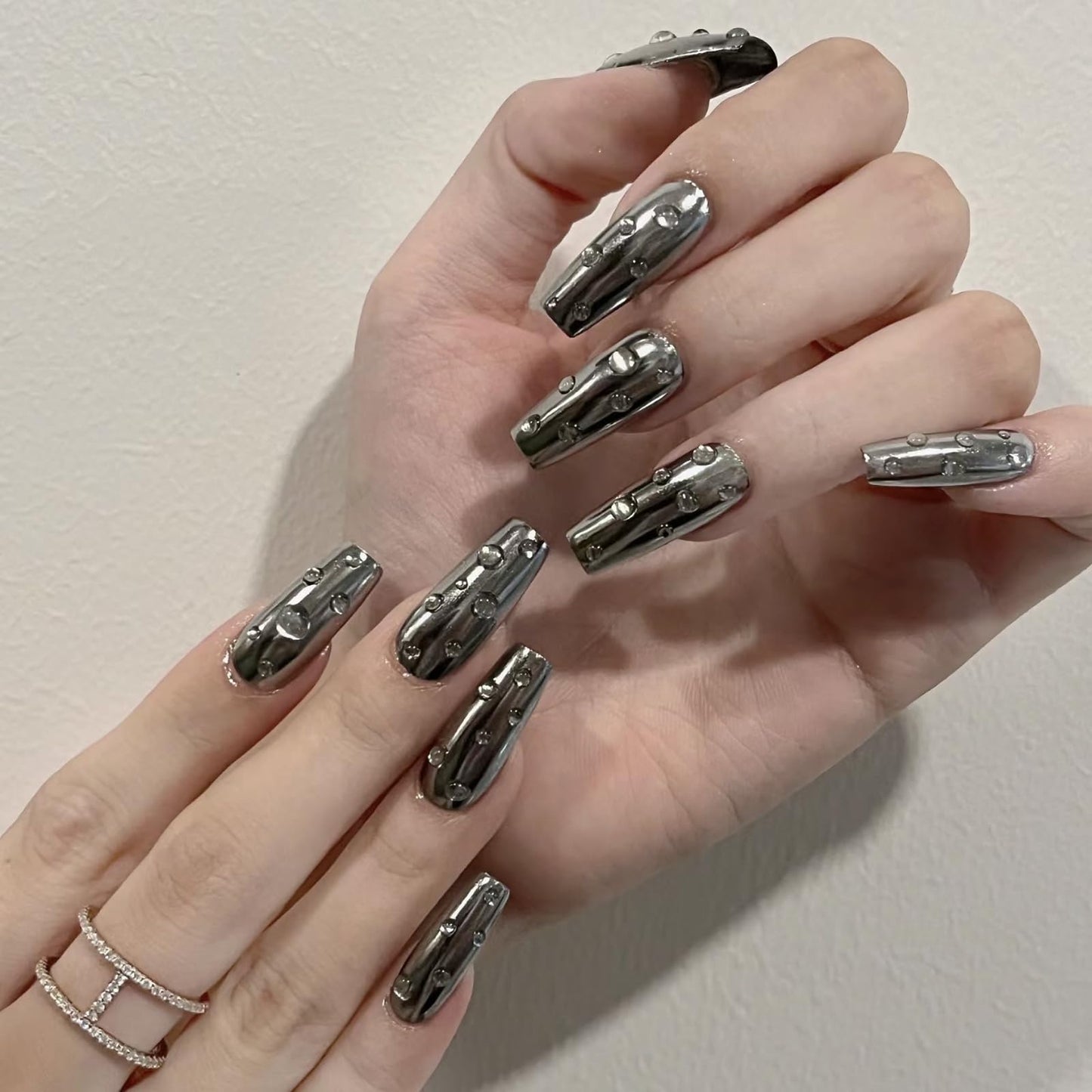 MISUD Press on Nails Long Coffin Fake Nails Glossy Glue on Nails Bling Silver Chrome Acrylic Nails Ballerina Artificial Nails Rhinestone Stick on False Nails with Design 24 pcs