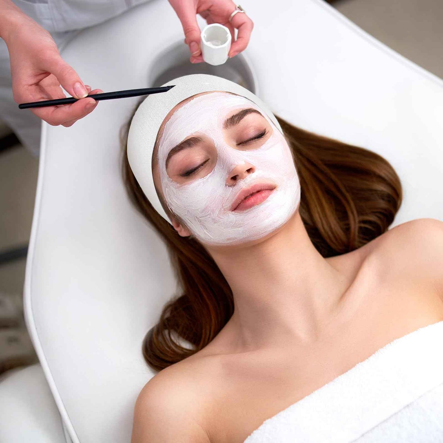 MBAIYO 150 Pcs Disposable Facial Spa Headbands, White Stretchable Non-Woven Fabric Facial Head Bands Soft Skin Care Hair Bands with Convenient Closure for Salons Makeup Skincare Fitness Travel