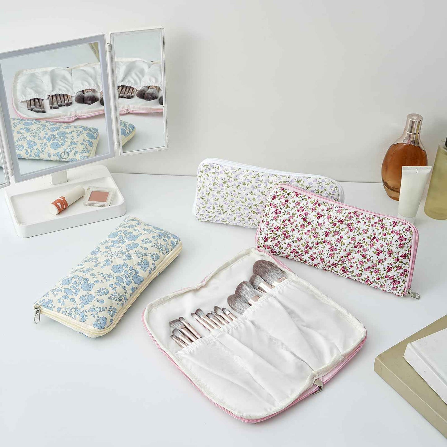 WHHJM Cute Floral Bag for Makeup Brushes - Ideal for Travel & Daily Use Makeup Brushes Pouch for Women (Red Floral)