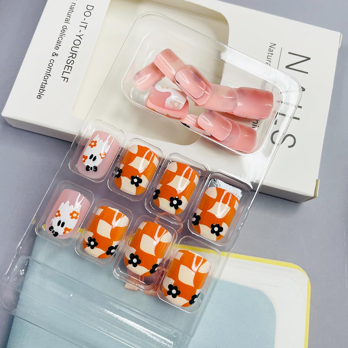 LRKNNO 24Pcs Halloween Square Press on Nails Short Acrylic Nails with Cute Ghost Flower Design Yellow and White Full Cover False Nails