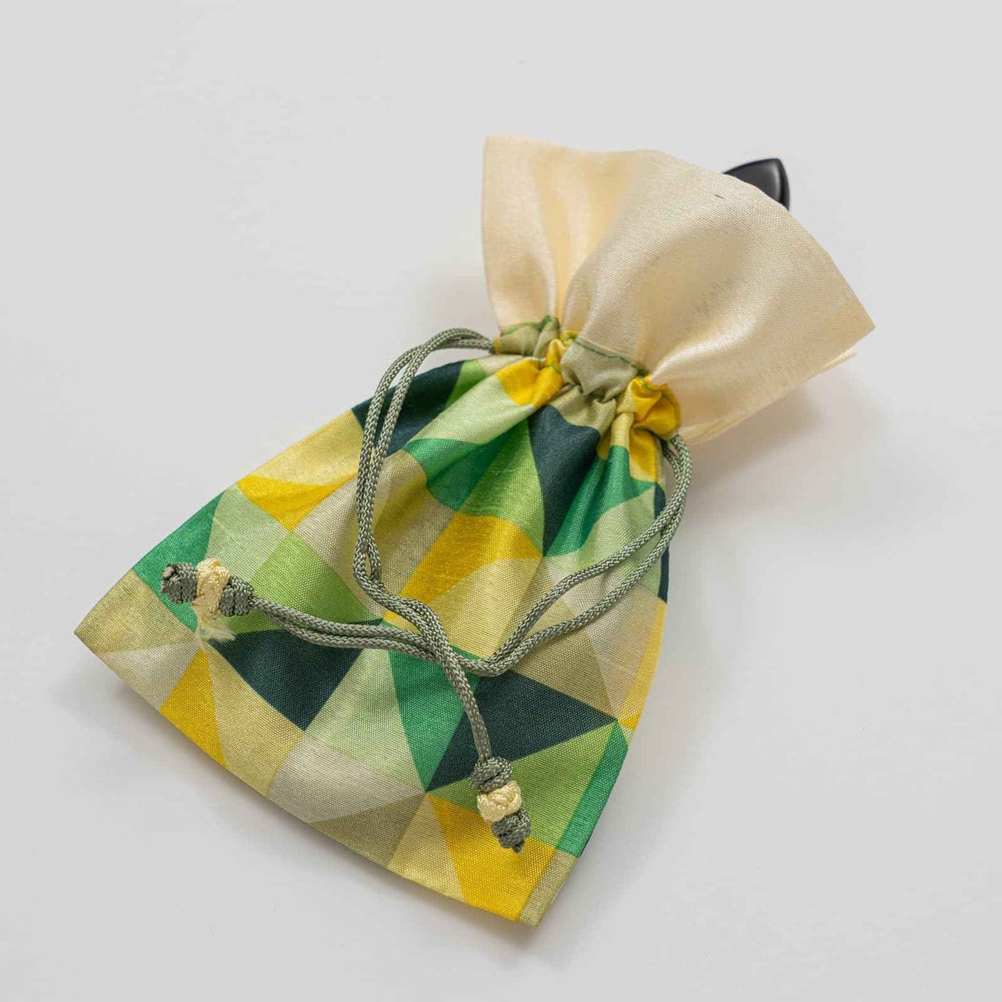 February Mountain Mother-of-Pearl Hand Mirror – Korean Black Lacquer Mirror with Floral Inlay – Gift for Women, Mom, Wife, Daughter – Birthday, Mother’s Day, Christmas, Anniversary