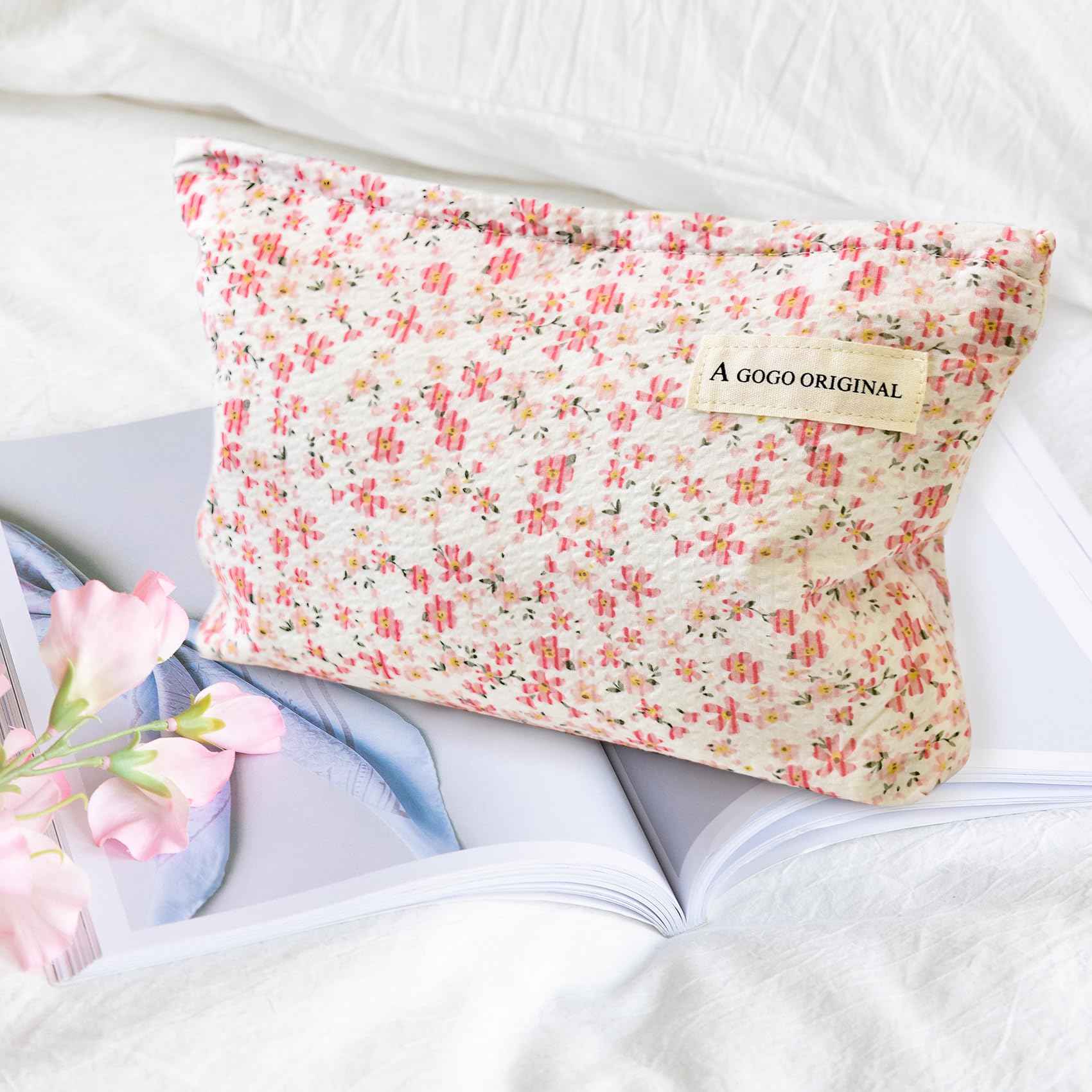 Loyzcy Aesthetic Makeup Bag Cotton, Quilted Floral Make up Bags, Make Up Pouch, Toiletry Bag Women, Floral makeup bag, Cosmetics Organizer Pouch, Pencil Case for Daily Use (Pink)