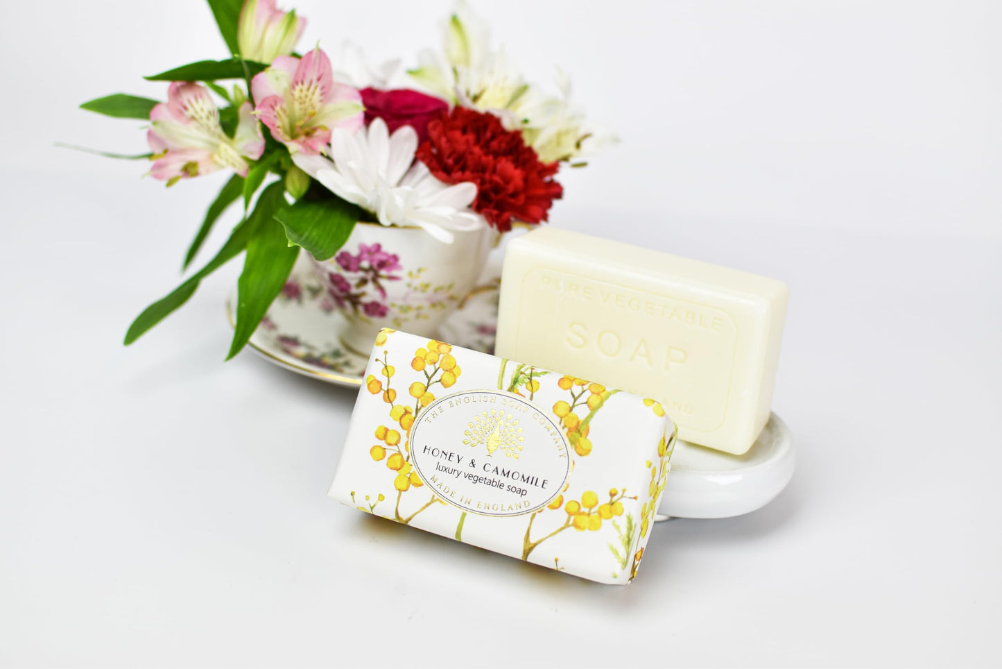 The English Soap Company Vintage Wrapped Soap Bar, Luxury Honey & Chamomile Shea Butter Soap Bar, Moisturising Soap Bar for Face and Body, Honey & Chamomile Scent 190g