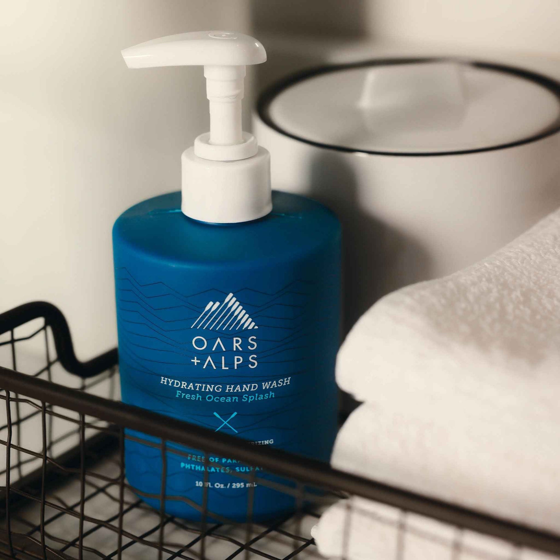 Oars + Alps Hydrating Liquid Hand Soap, Made with Coconut Oil & Aloe Vera to Moisturize Dry Hands, Gentle Hand Wash with Vitamin E, Fresh Ocean Splash Scent, 10 Fl. Oz Bottle (Pack of 2)