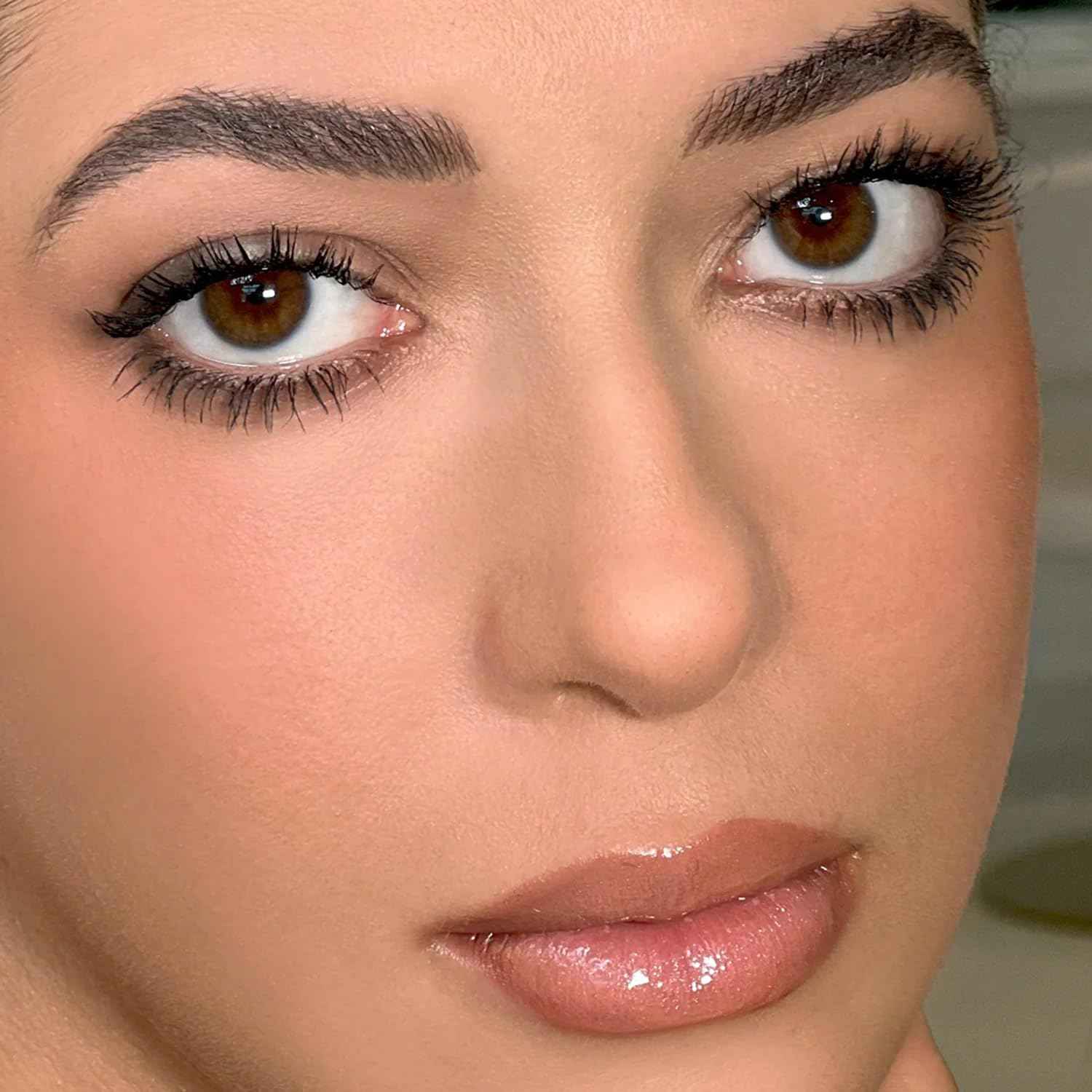 Kevyn Aucoin The Volume Mascara, Black: Precision detail brush. Tubing tech. Long wear. Clump & flake-free. Pro makeup artist go to that thickens, separate & lengthen lashes. Easy removal with water.