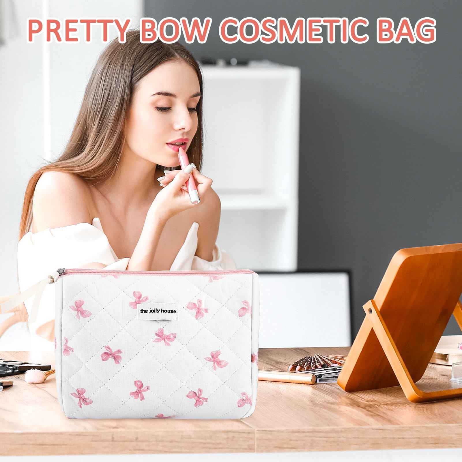 ZLFSRQ Cotton Quilted Makeup Bag for Women Cute Large White Bow Cosmetic Bag Coquette Preppy Zipper Puffy Makeup Pouch for Purse Portable Travel Toiletry Bags Cloth Storage Organizer Skincare Bags
