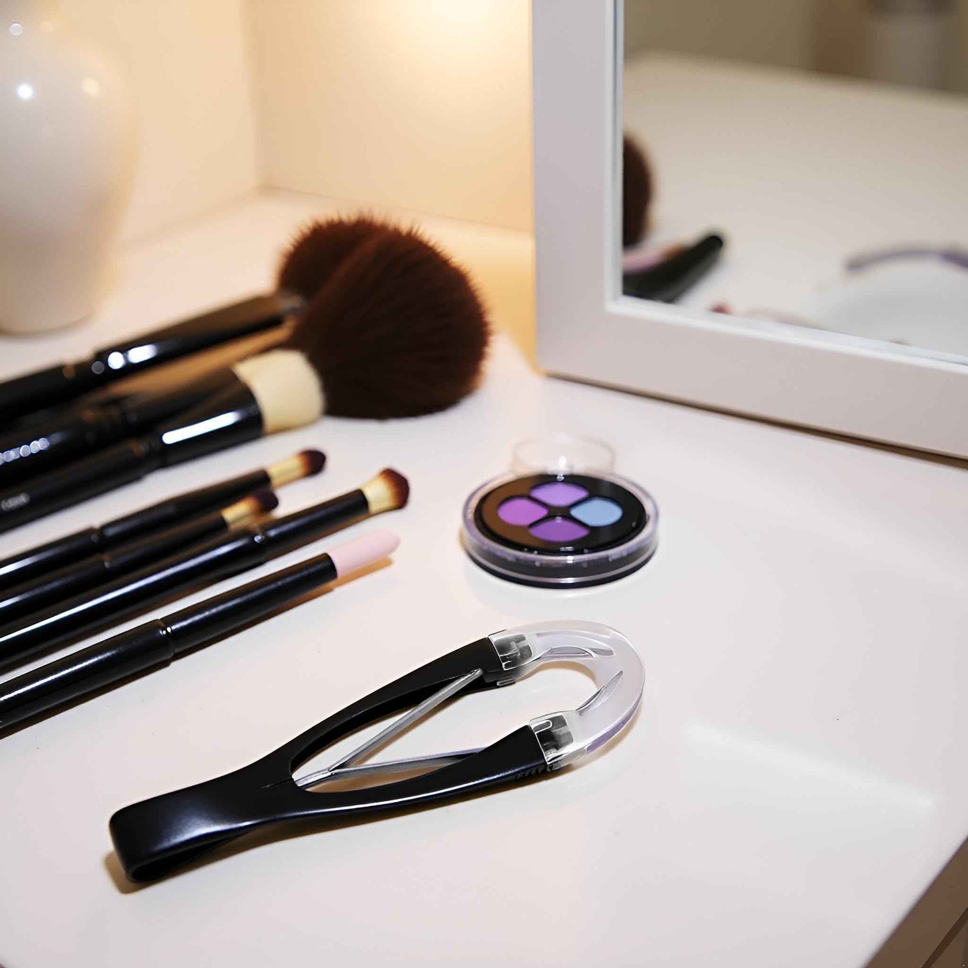 Black Automatically Retractable Eyebrow Tweezers Stainless Steel Tweezers for Women Facial Hair and Ingrown Hair Removal Hair Removal Tweezer Shave and Hair Removal