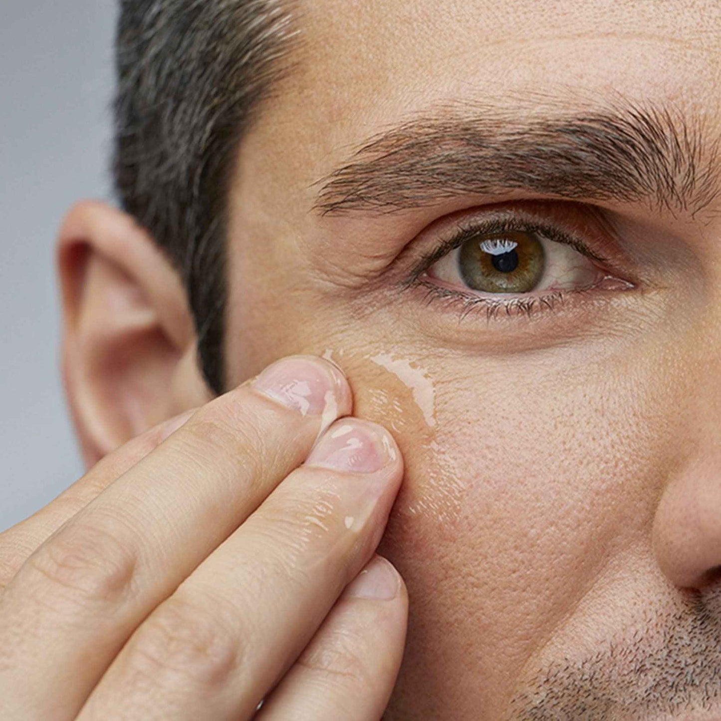 Gentlehomme - Vitamin C Face Serum - Men’s Facial Serum - With 20% Vitamin C, Hyaluronic Acid & Vitamin E - Helps Brighten, Revive & Soften Skin - Day & Night Serum - All Skin Types - Vegan - 1oz