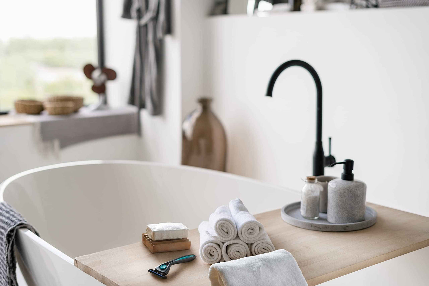 Preserve Shave 5 Five Blade Refillable Razor, Made from Recycled Materials, Sunshine Yellow and Preserve Five Blade Replacement Cartridges for Preserve Shave Five Recycled Razor (4 Count) Bundle