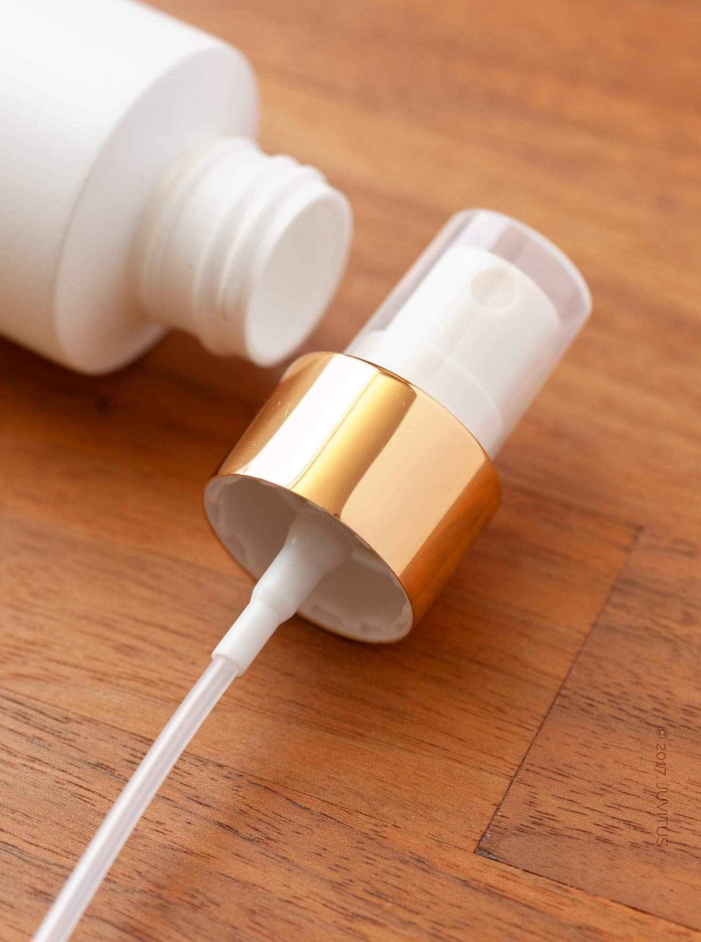 JUVITUS 4 oz / 120 ml White Plastic HDPE Refillable Cylinder Squeeze Bottle with Gold Fine Mist Spray (12 Pack)