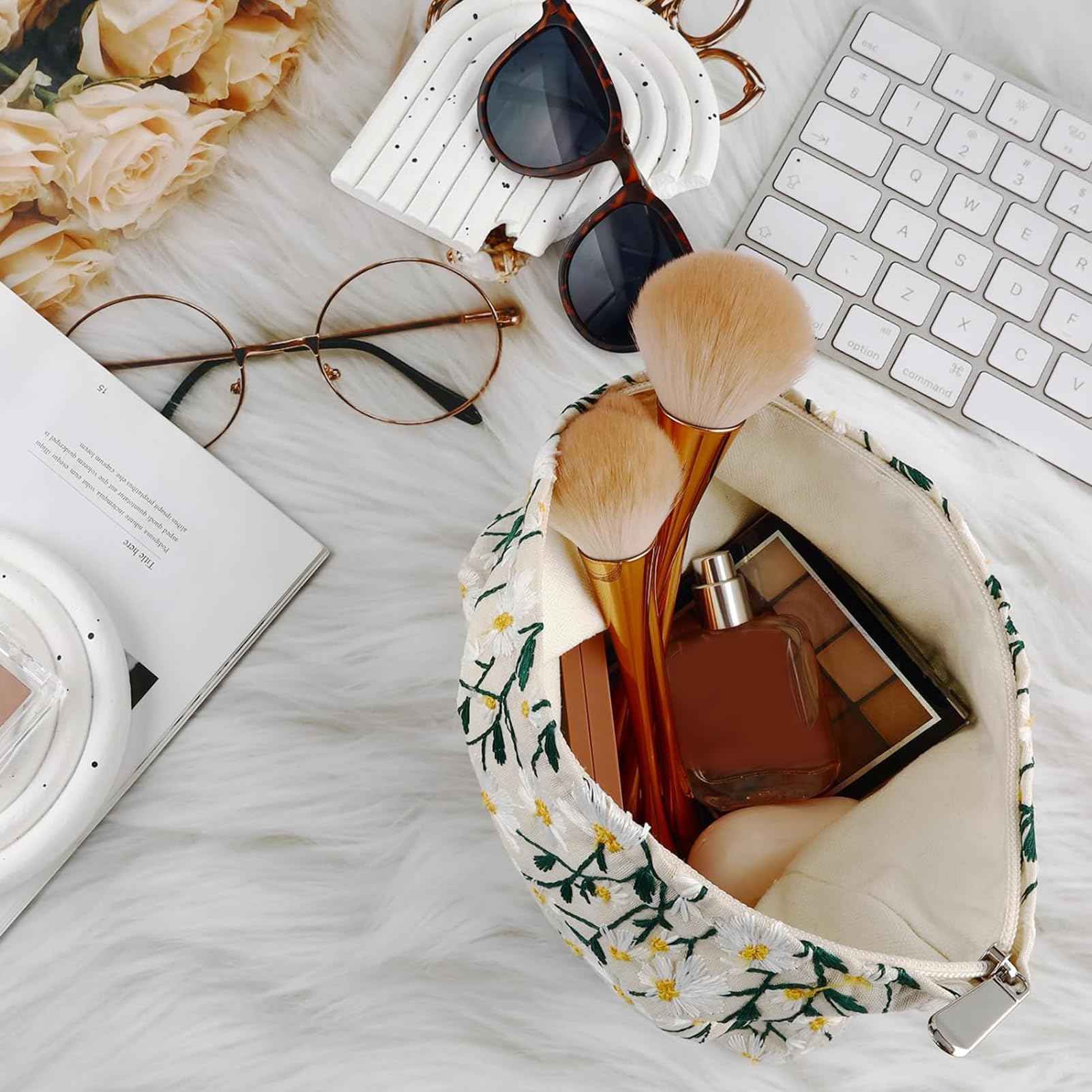 URSKYTOUS Flower Makeup Bag Travel Daisy Floral Cosmetic Bag for Women Cute Makeup Pouch Zipper Cosmetic Pouch for Purse Jacquard Aesthetic Floral Skincare Bag Portable Travel Toiletry Bag Organizer