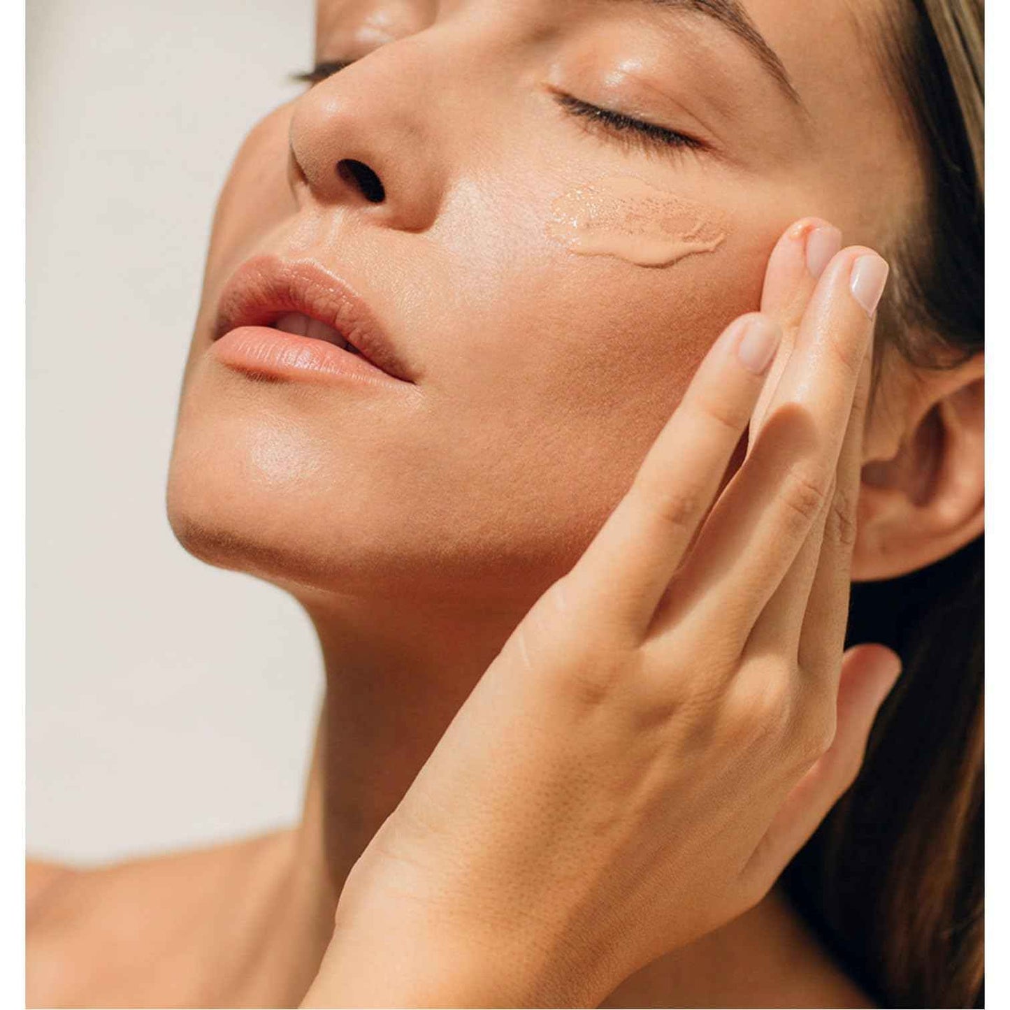 Babe Super Fluid Color Mattifying SPF 50 – Tinted Facial Sunscreen for Oily Skin – Oil-Free, Lightweight, Broad Spectrum UVA/UVB Protection – With Niacinamide & Carnosine – 50ml