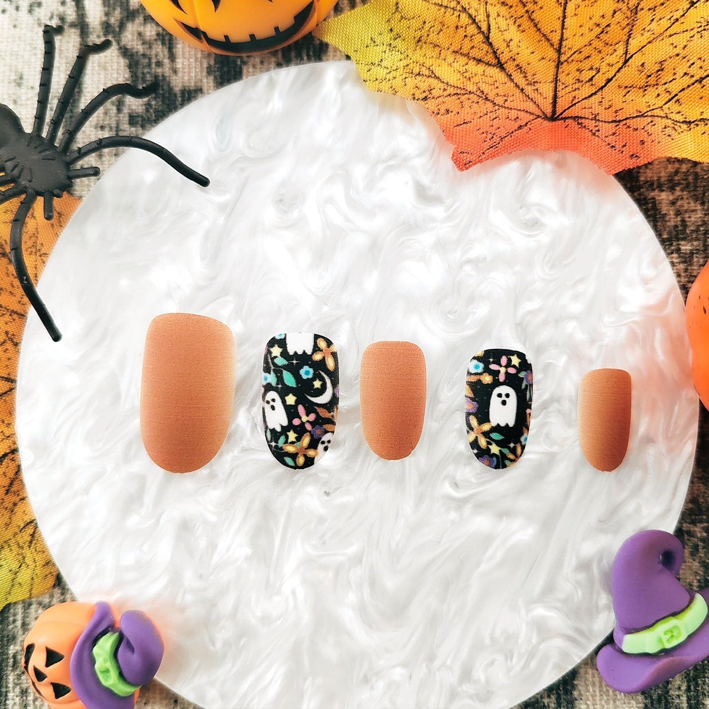 Halloween Press on Nails Short Oval Fake Nails Matte Designs False Nails Press ons with Cute Ghost Pattern Brown Full Cover Glue on Nails for Women Girls Halloween Party Nail Art Decoration 24 Pcs